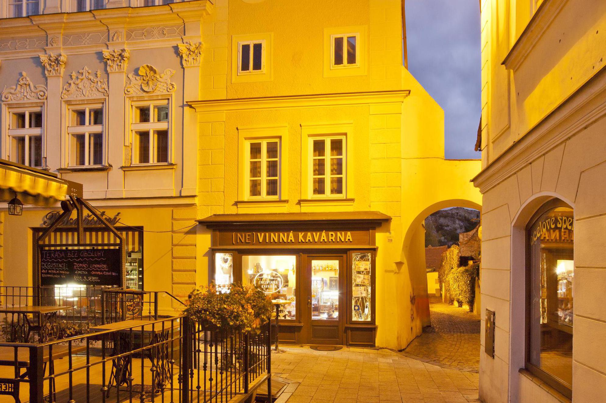 (NE) VINNÁ KAVÁRNA - vinárna