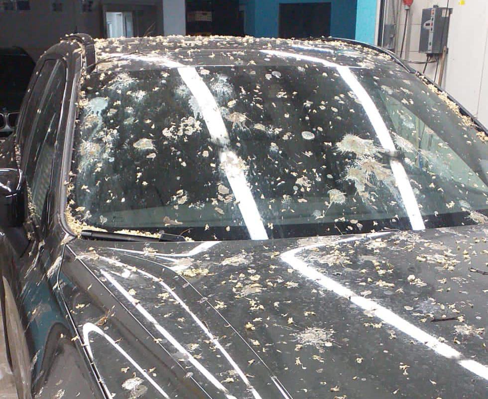 Mytí aut od masivního znečištění