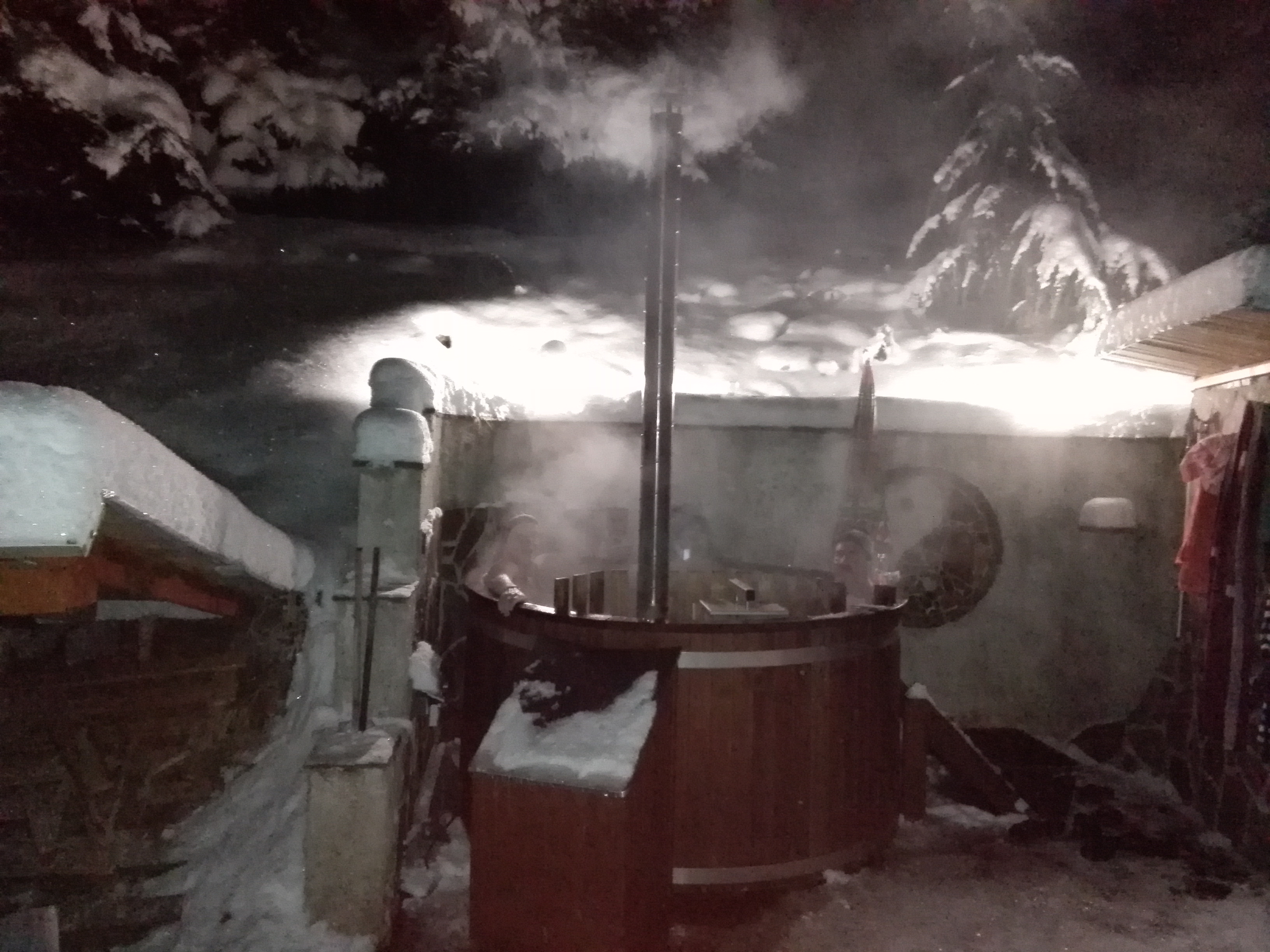 Koupel ve venkovním koupacím a vyhřívaném sudu