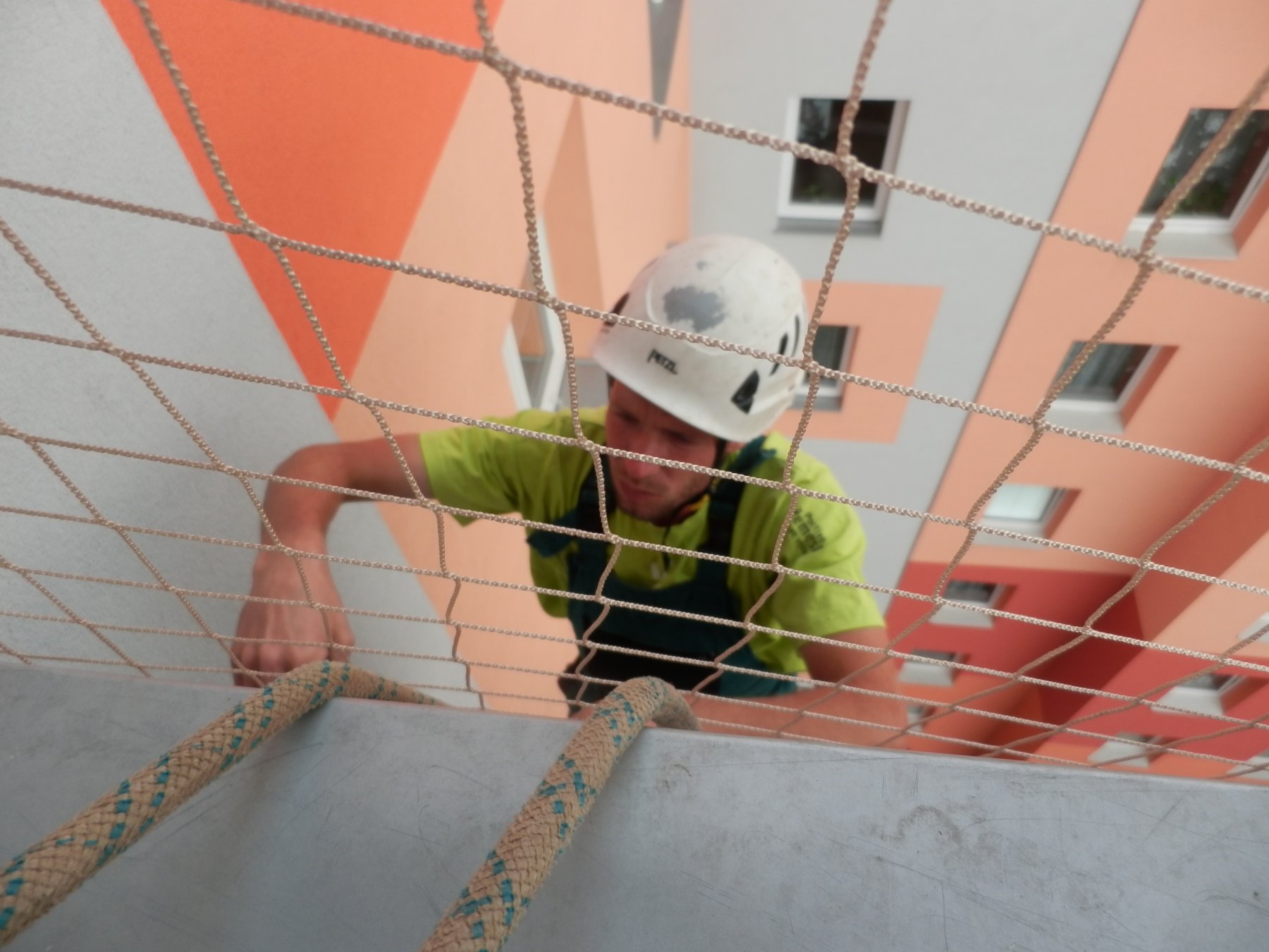 Montáž hrotů a sítí proti holubům