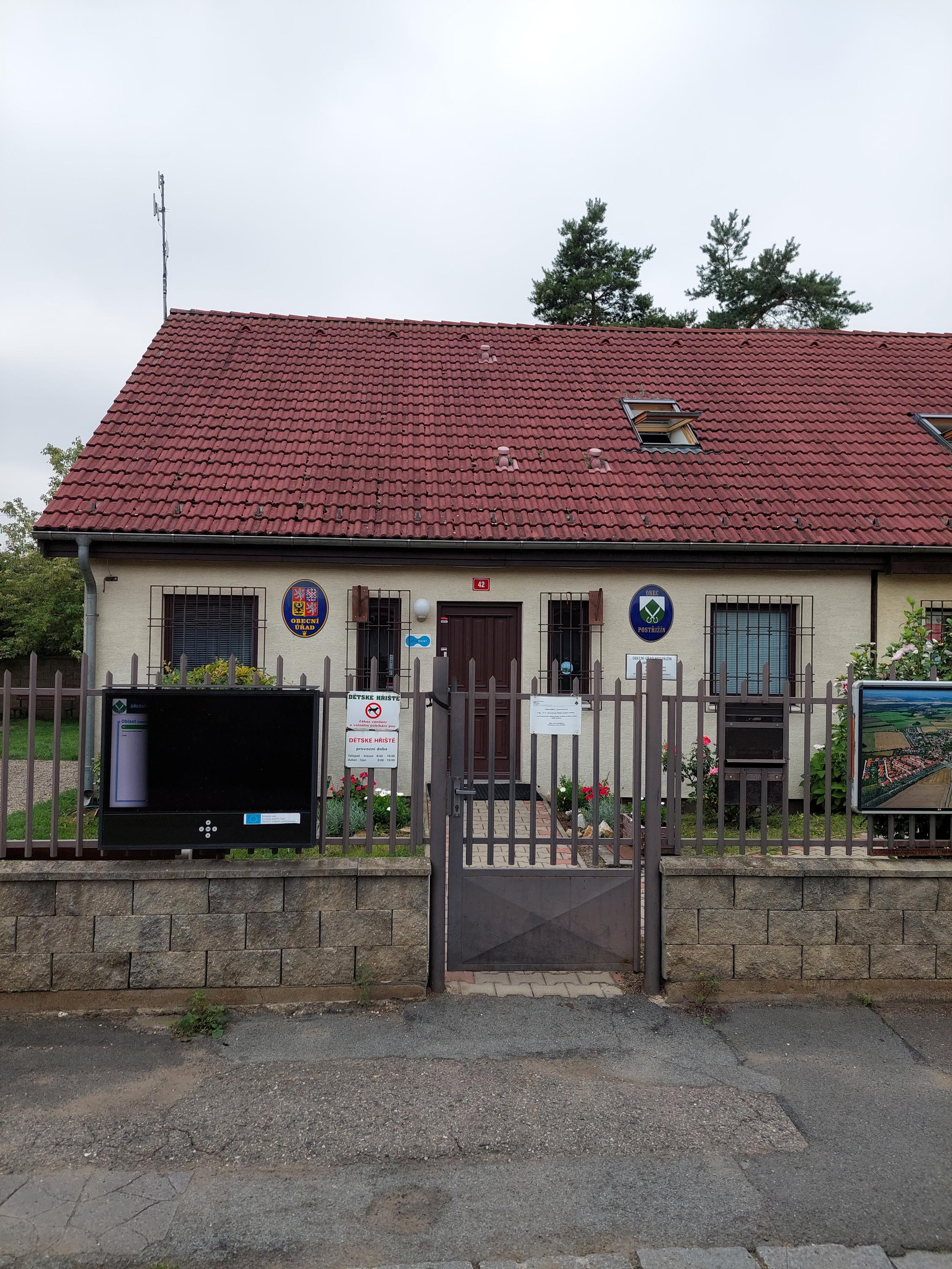 Postřižín - obecní úřad foto 2