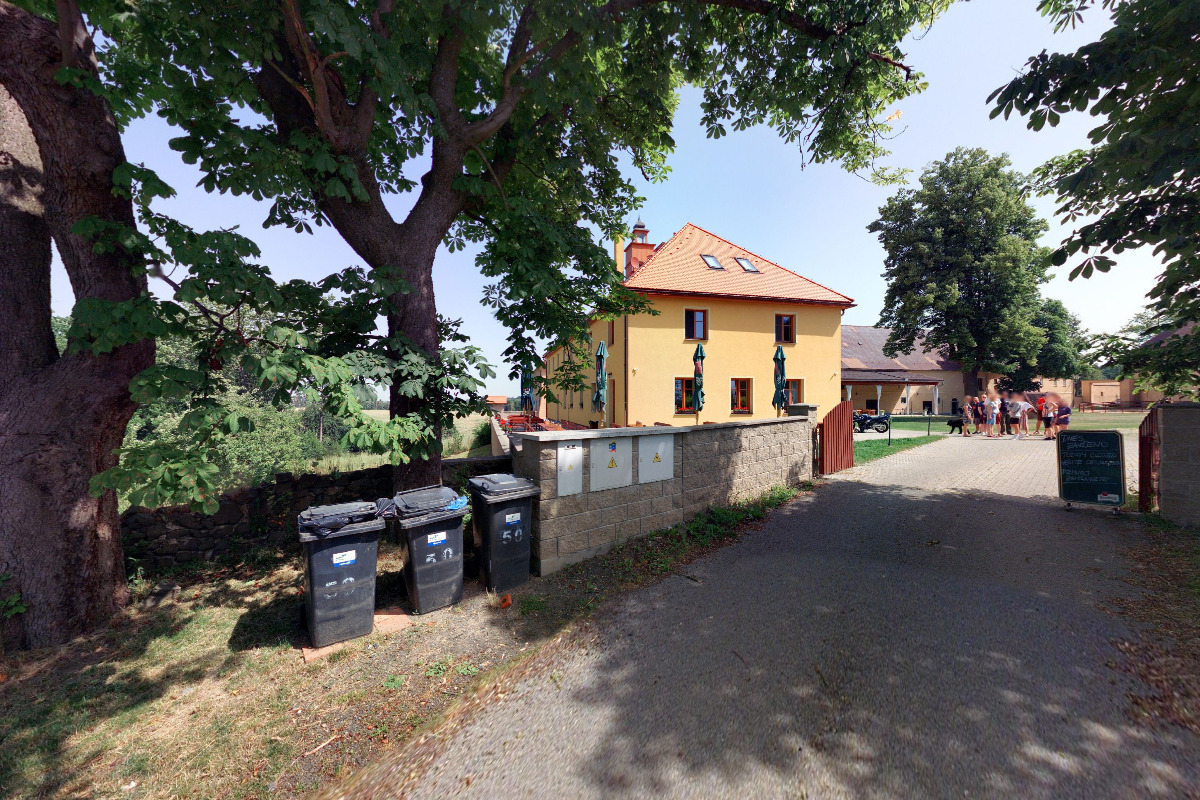 Penzion Zámecký dvůr Černousy