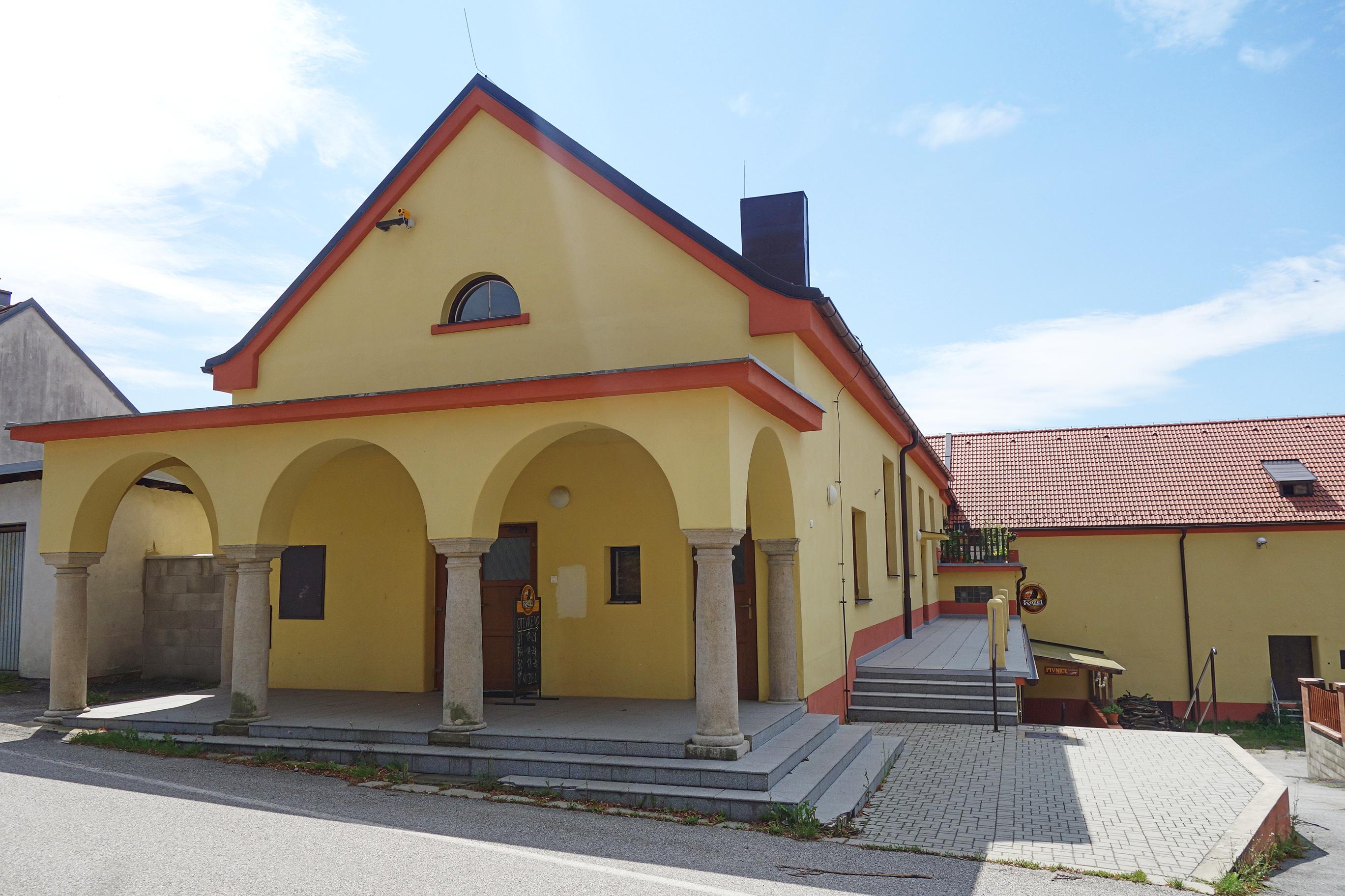 Ostrolovský Újezd - obecní úřad foto 3