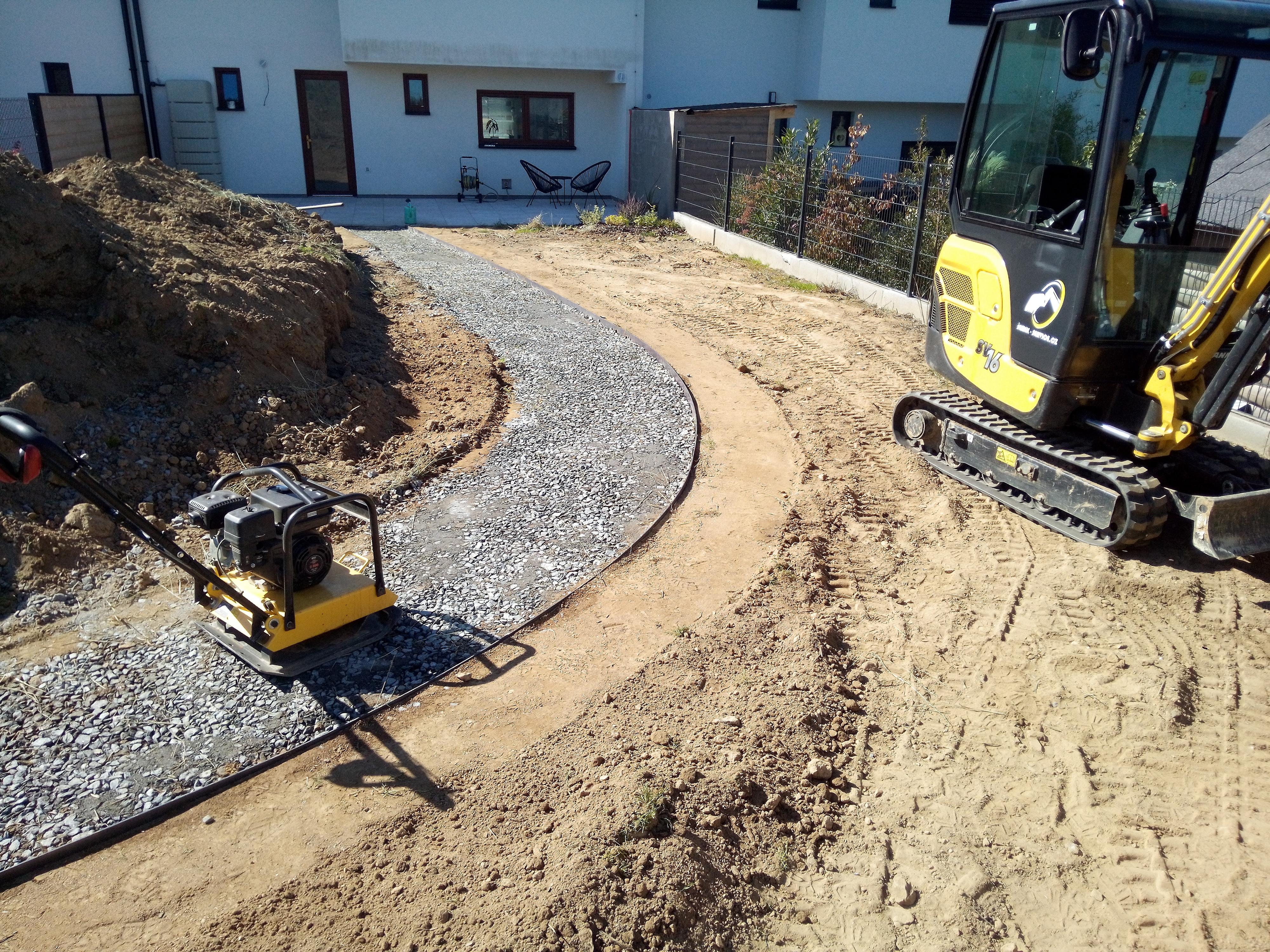 Realizace mlatových cest v zahradě