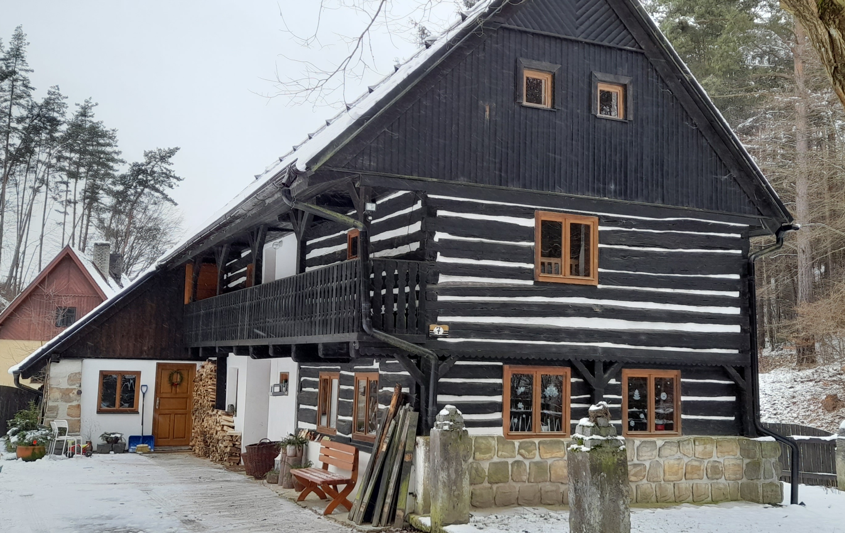 Roubenka pod skálou foto 5