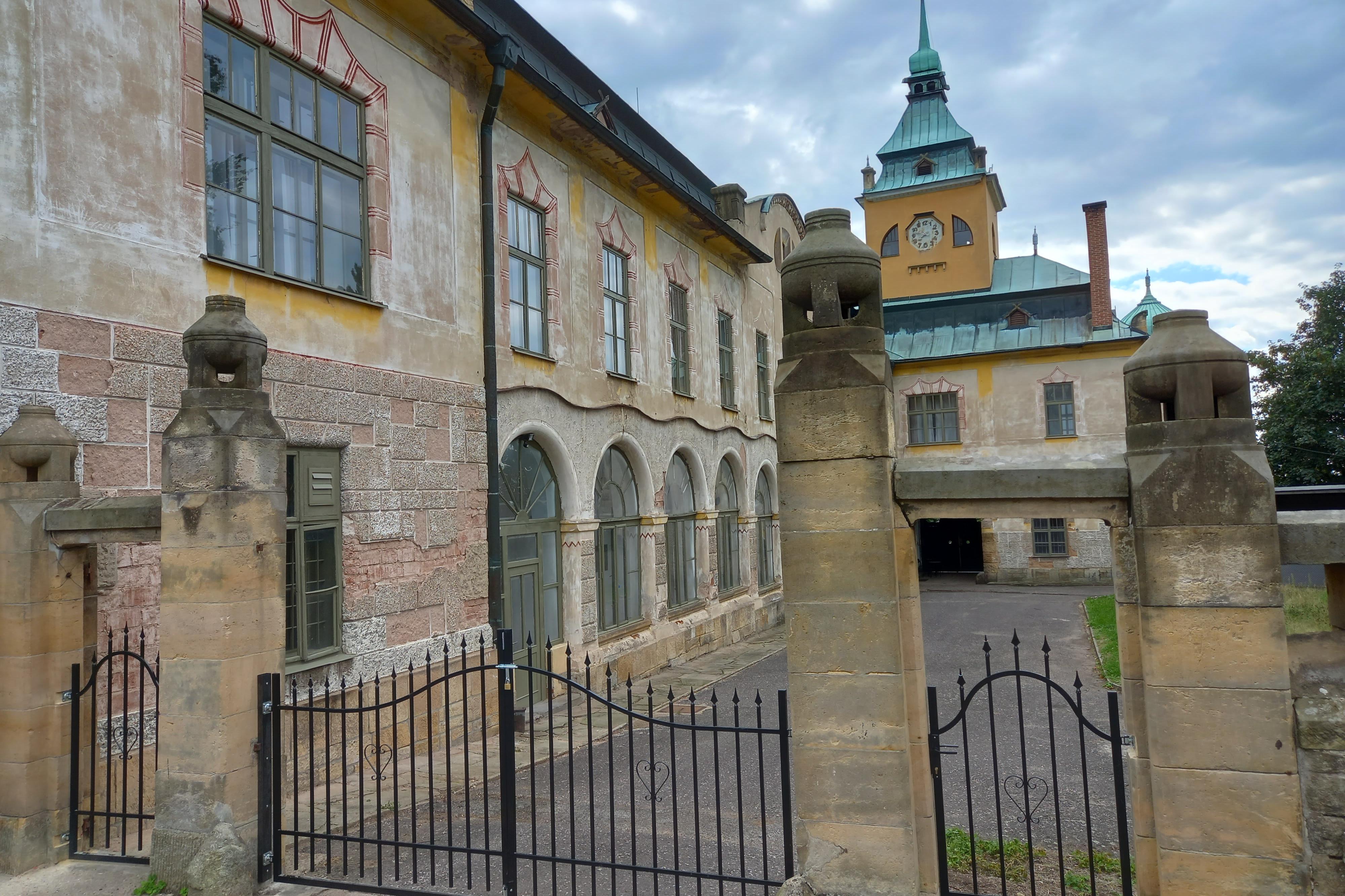 Zámecký areál Holovousy