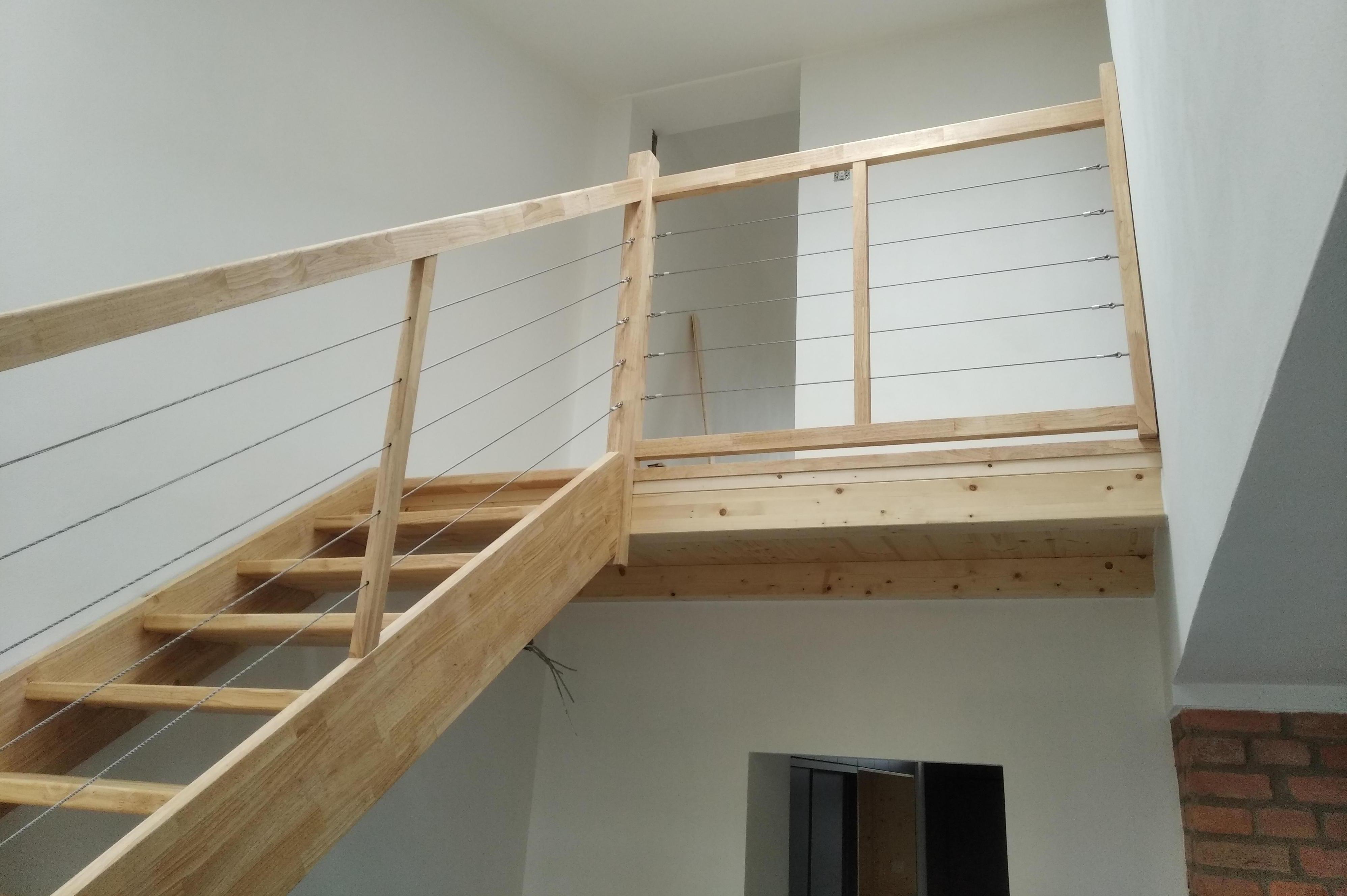 Dřevěné samonosné schodiště do "L" s galerií