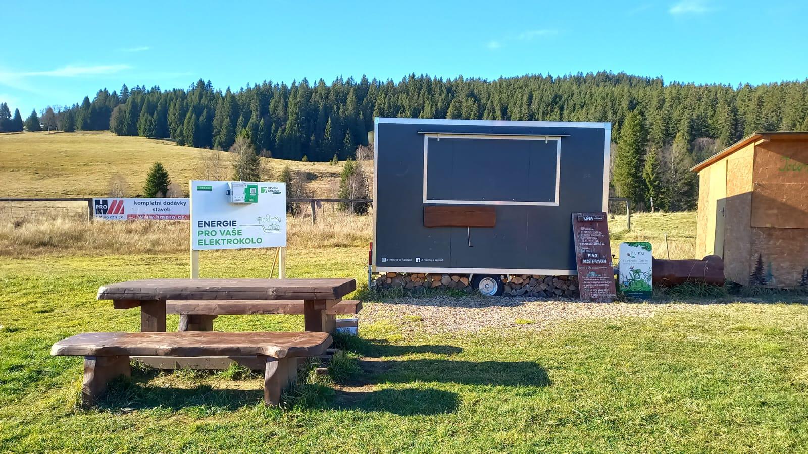 Nabíjecí stanice Občerstvení Z mechu a kapradí