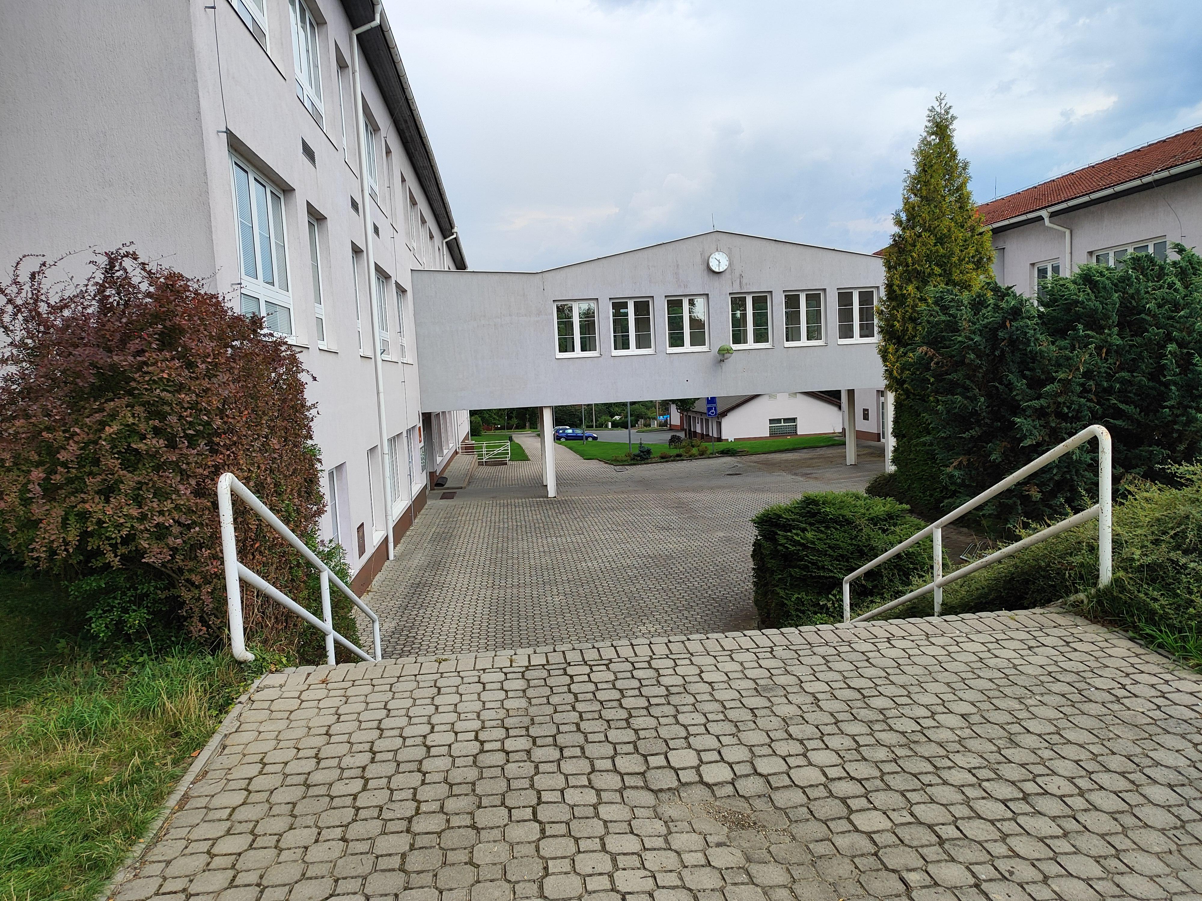 Základní škola a Mateřská škola Radnice foto 2