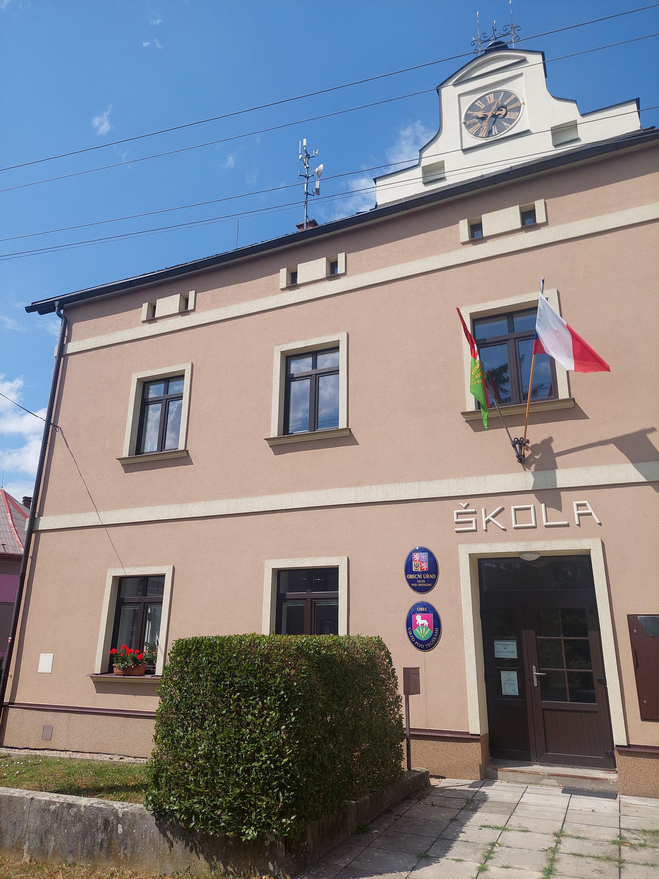 Újezd pod Troskami - obecní úřad foto 3