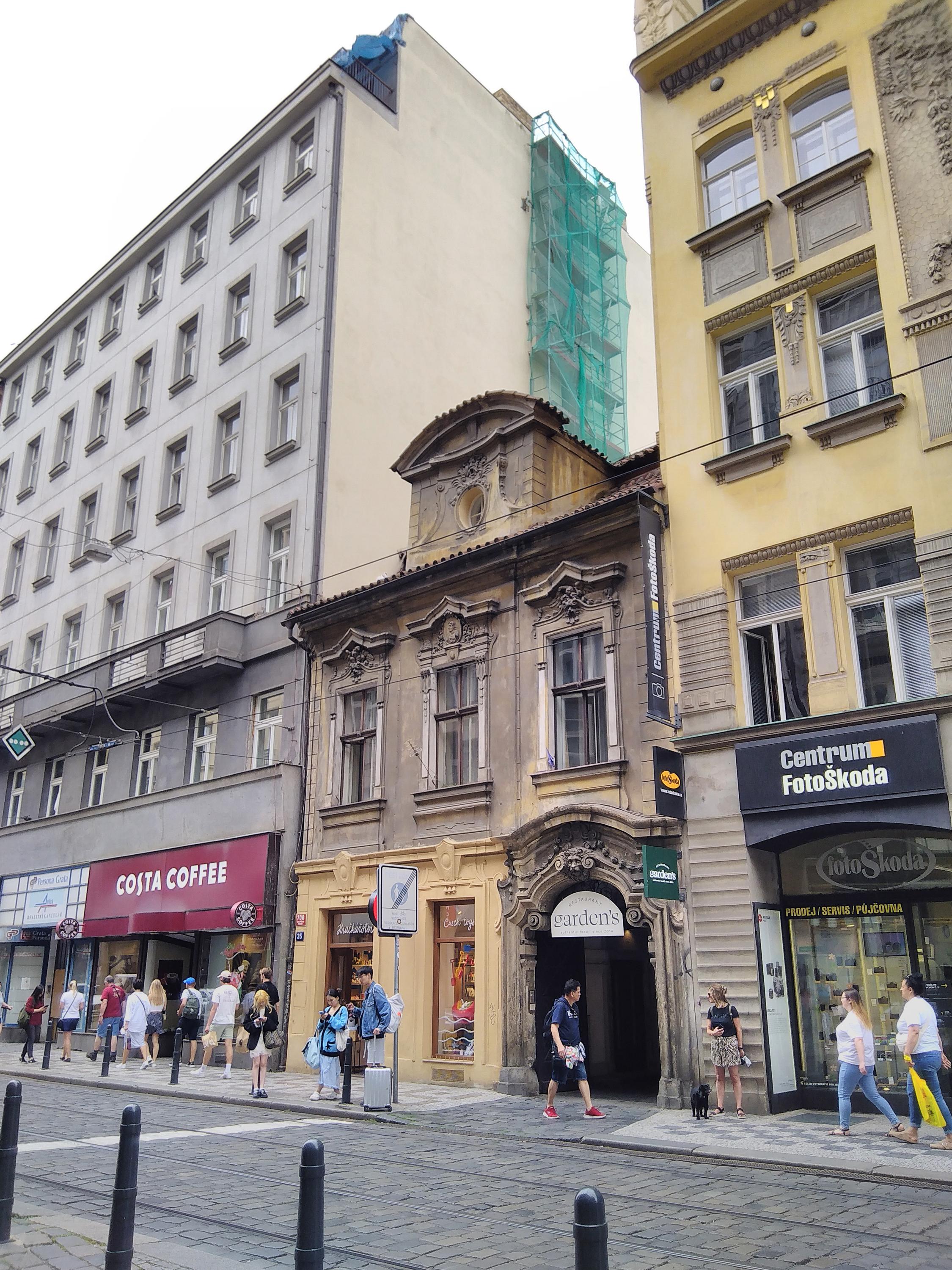 Hugo chodí bos foto 2