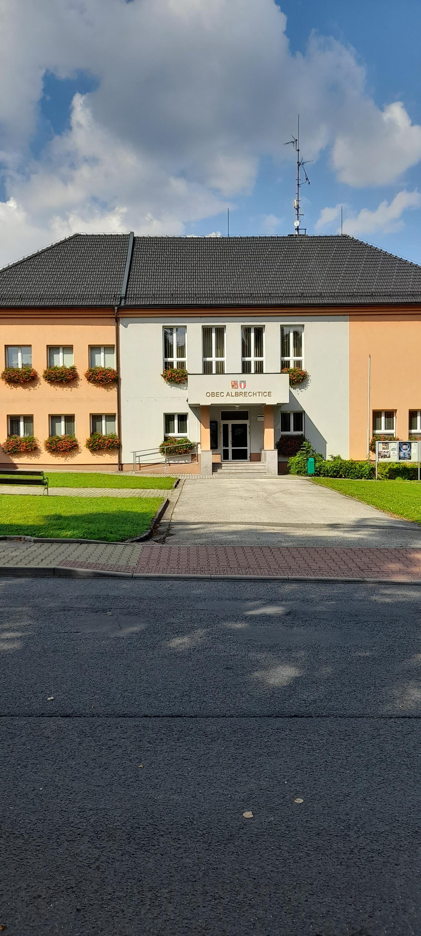 Albrechtice - obecní úřad foto 2