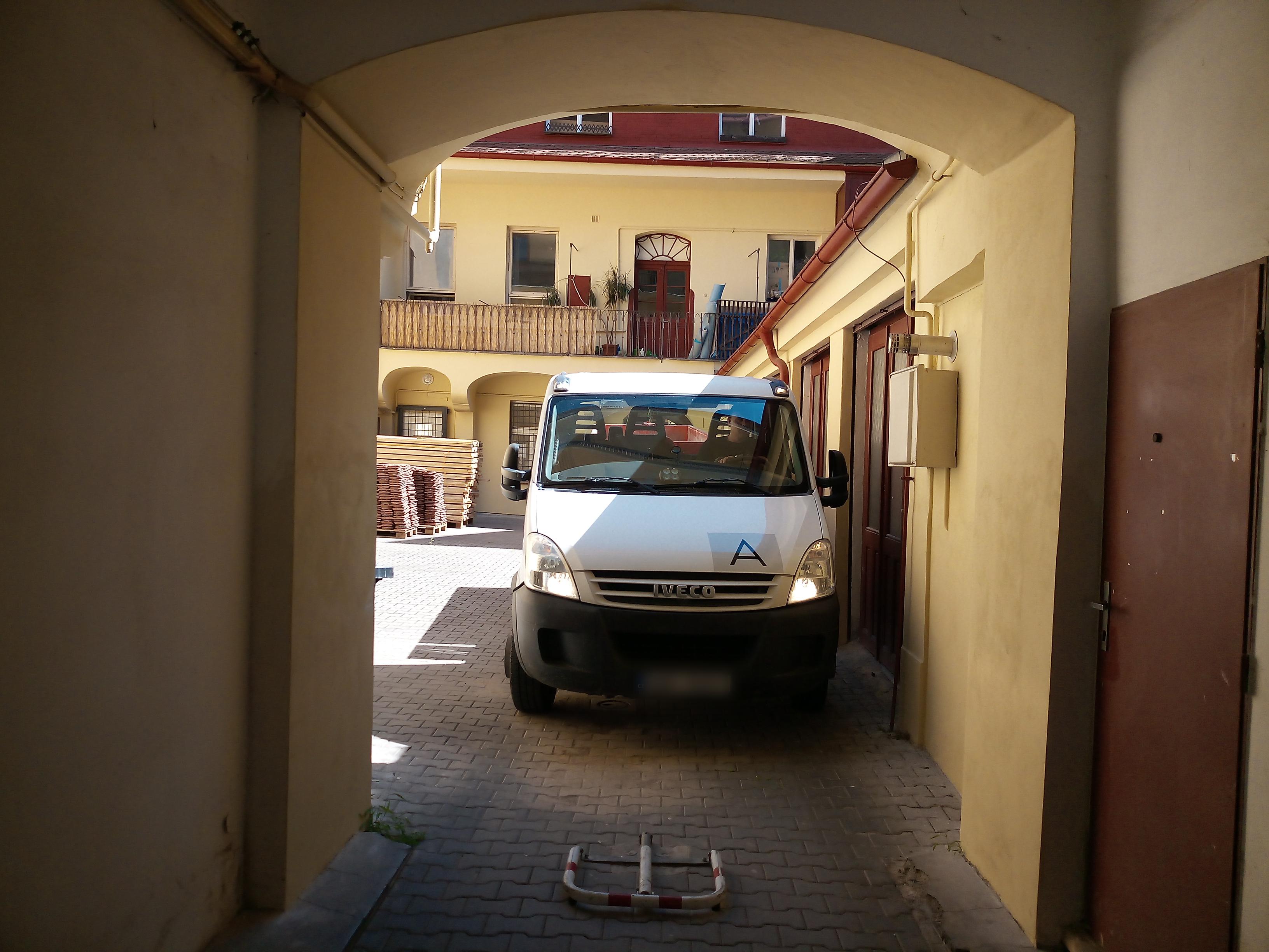 Kontejnery Žižkov foto 2