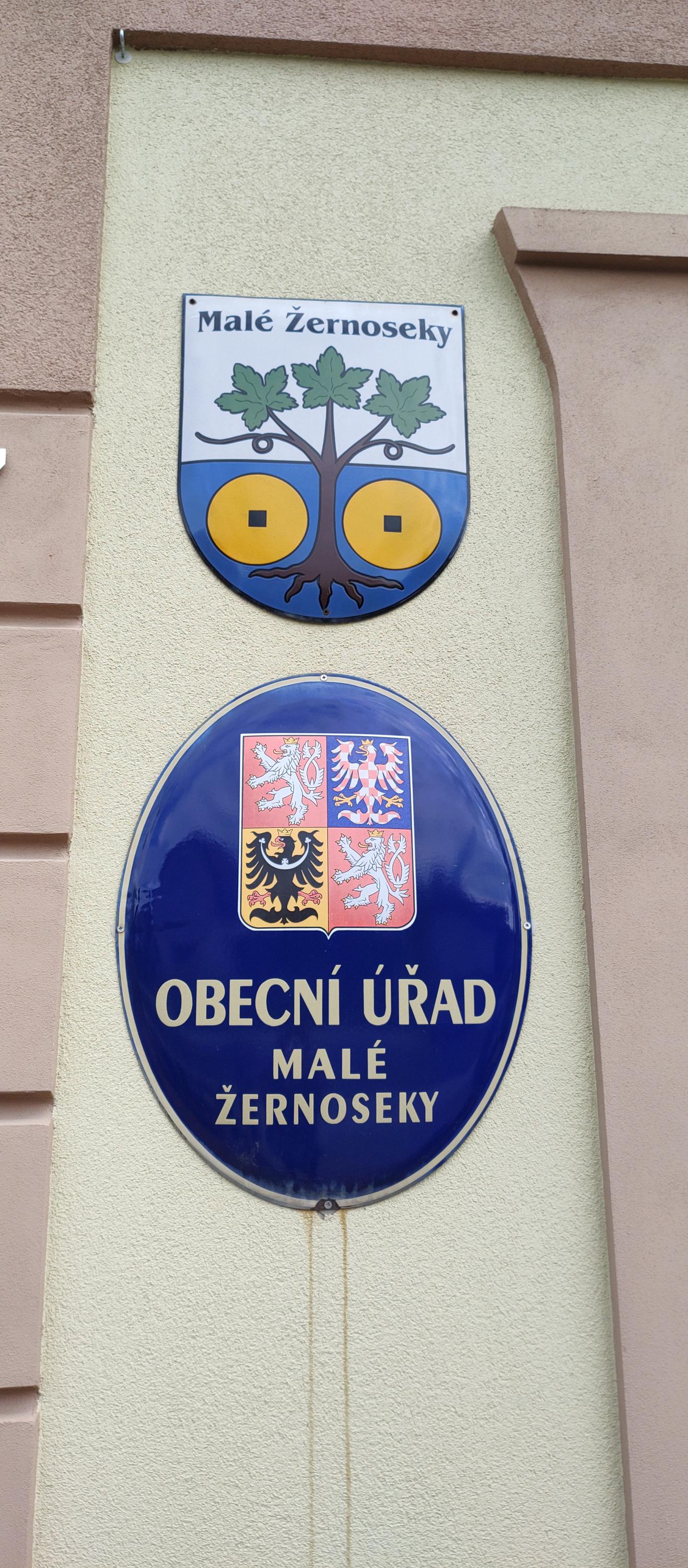 Malé Žernoseky - obecní úřad foto 2