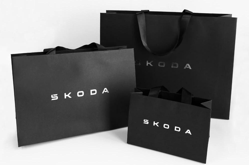 Luxusní papírové tašky s ražbou vlastního loga