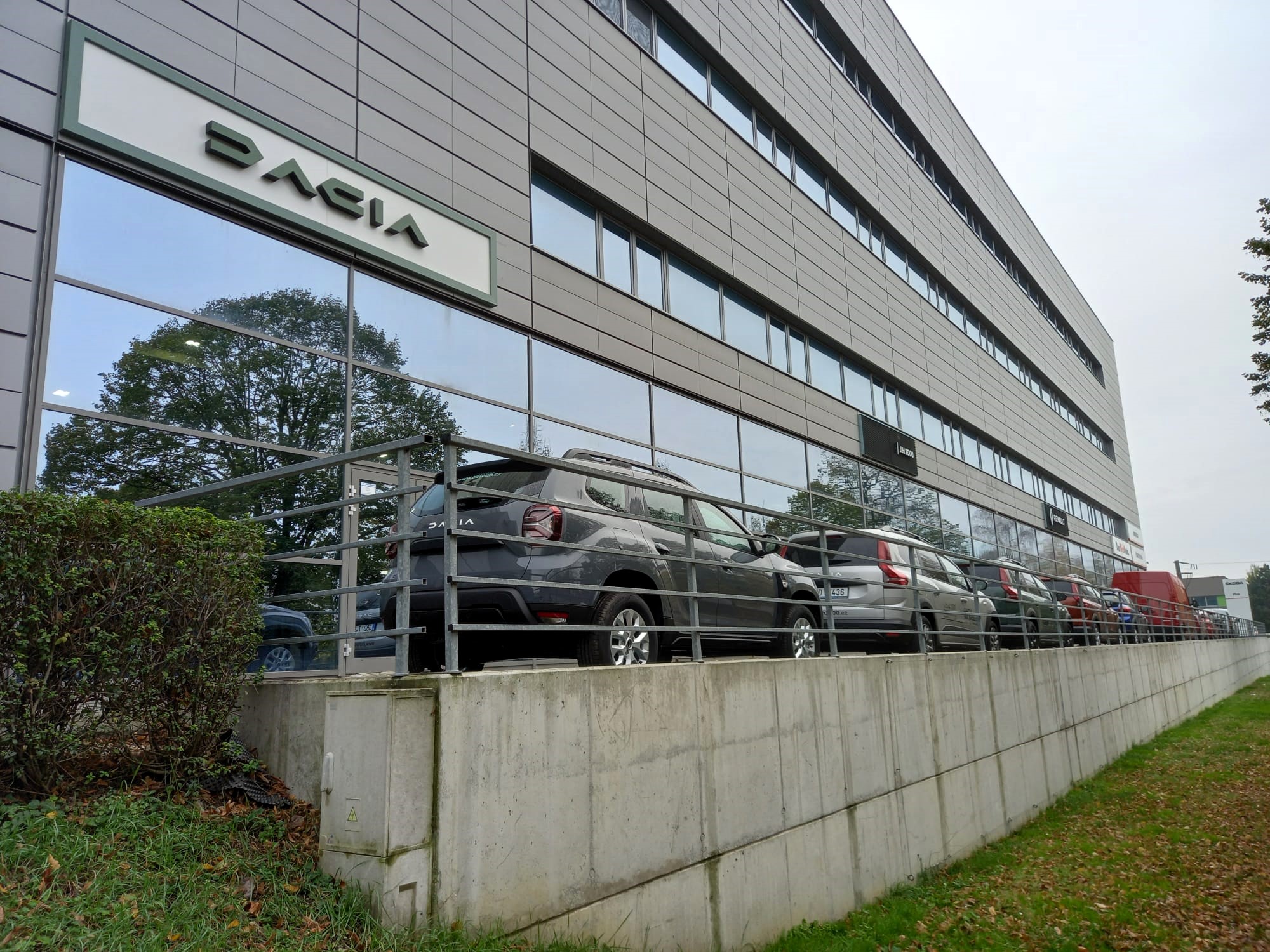 Auto Centrum Jih 2000 člen skupiny AUTO UH a.s. foto 4