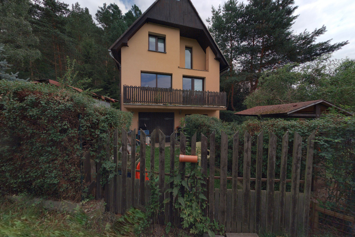 Chata s panoramatickou saunou a vířivkou na polosamotě u lesa