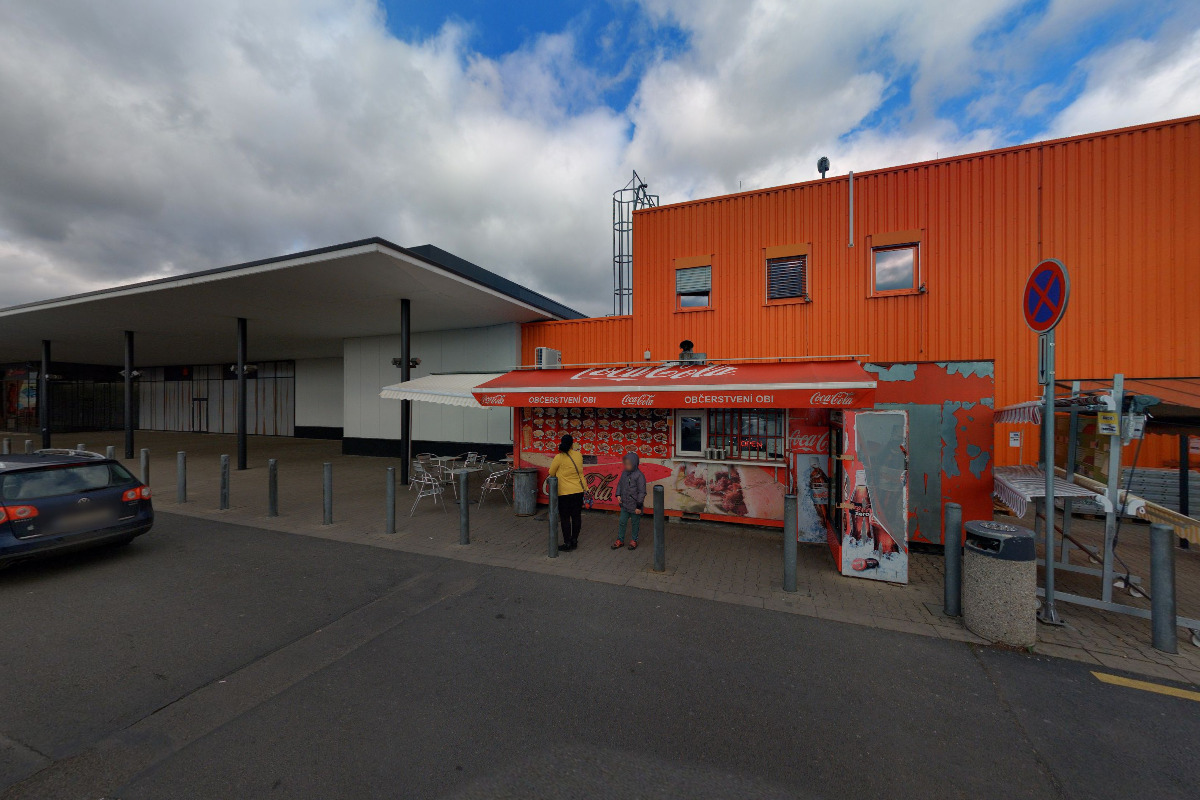 Stánek s občerstvením u OBI