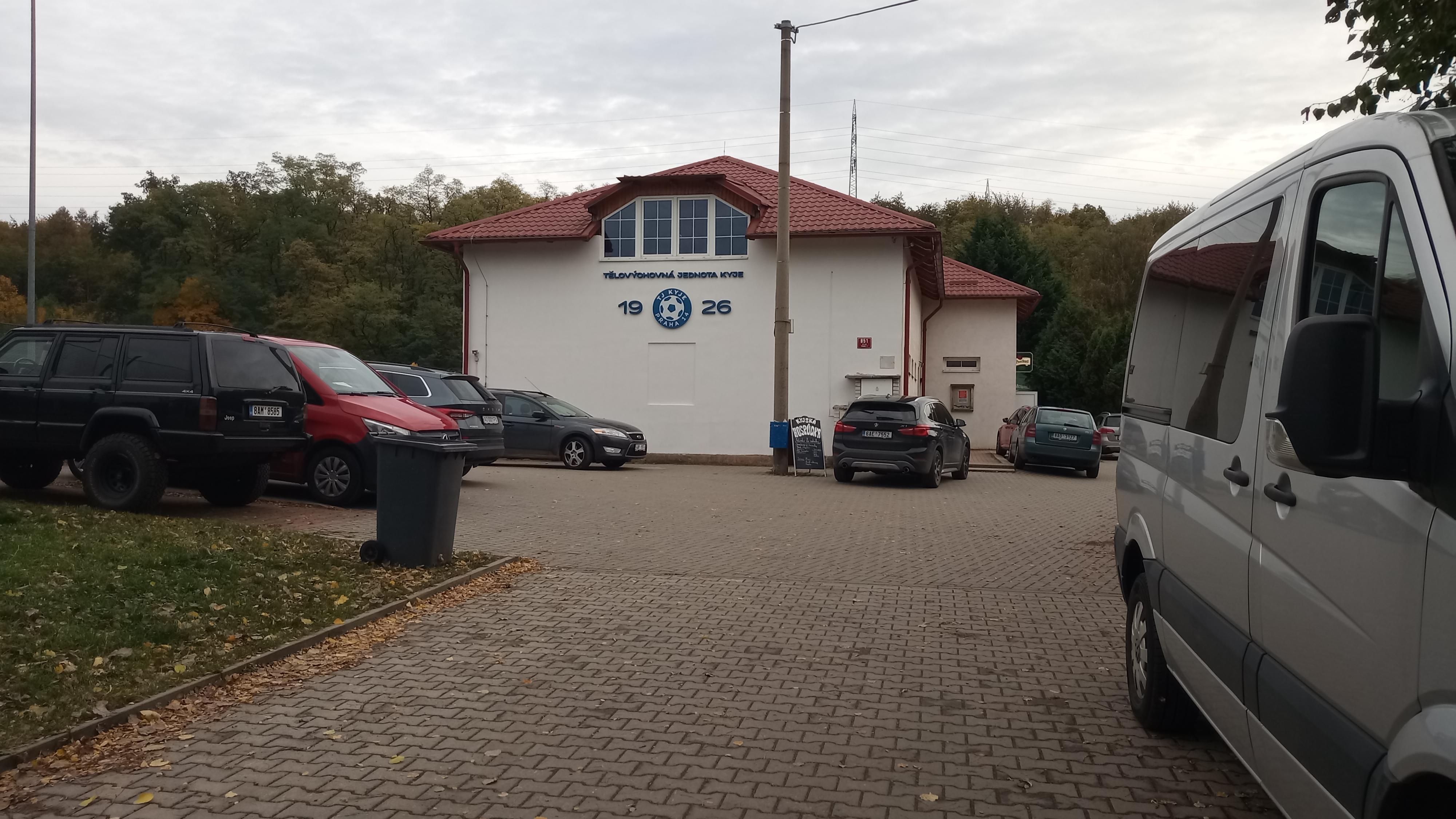 Fotbalové hřiště TJ Kyje Praha 14 foto 4