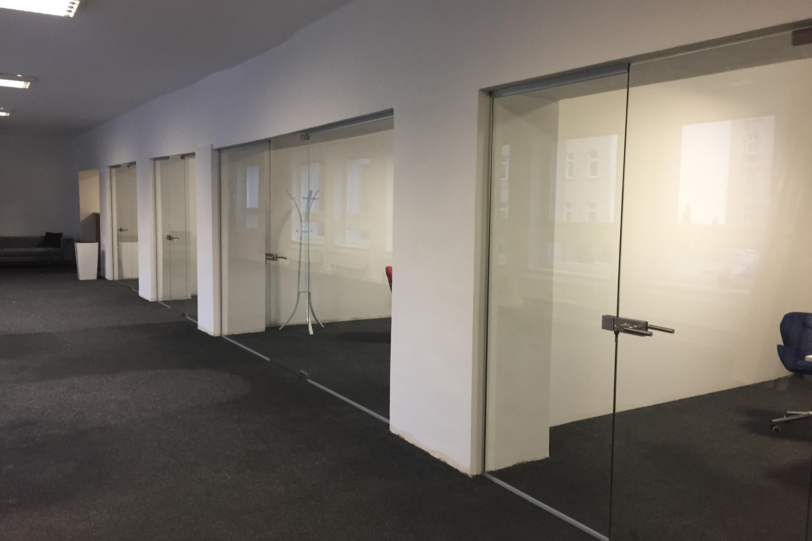 Celoskleněné příčky