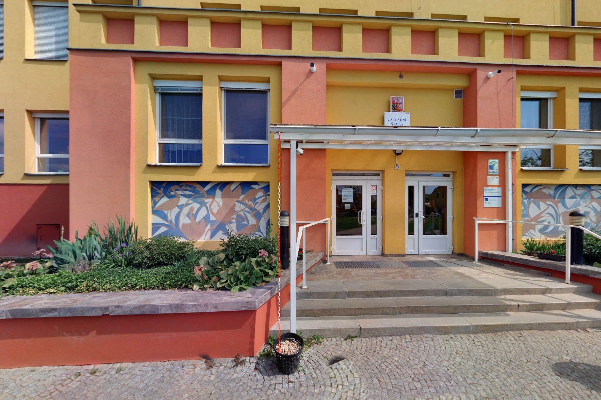 ZŠ T. G. Masaryka Milovice, Školská