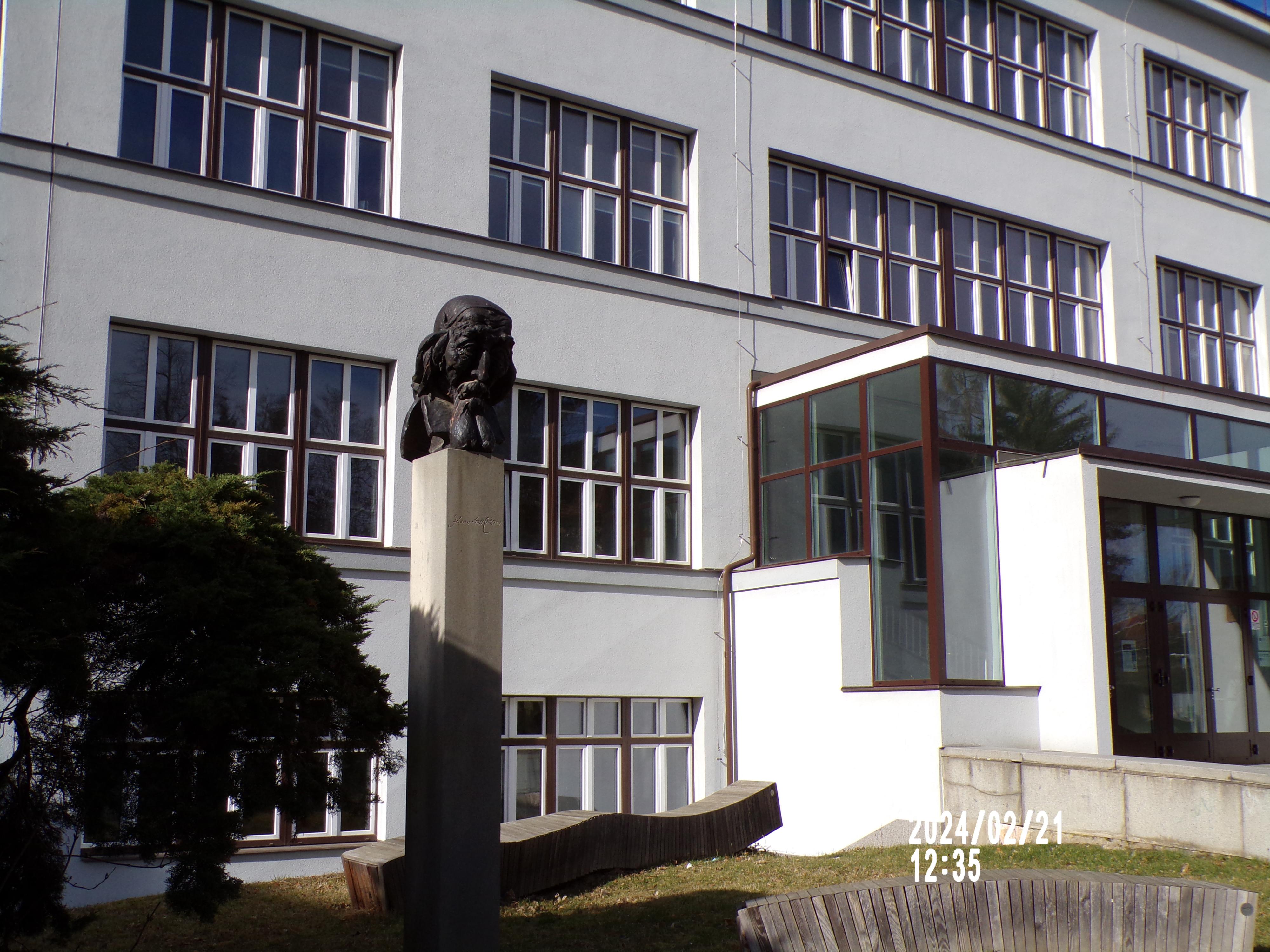 Gymnázium,  Říčany, Komenského náměstí foto 2