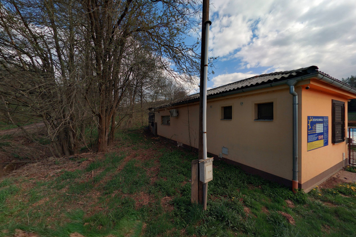 Kiosek u koupaliště Pecka