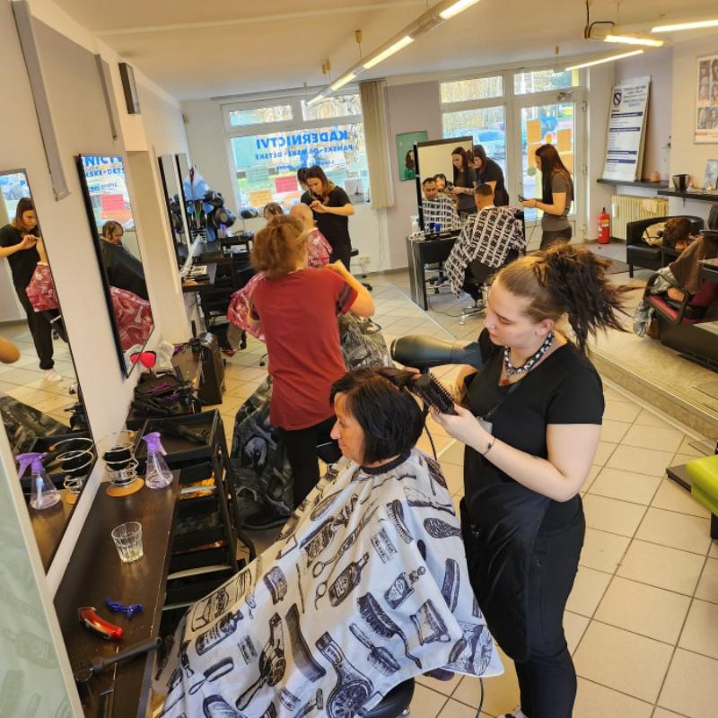 Střední škola služeb a řemesel Stochov - kadeřnický salon foto 5