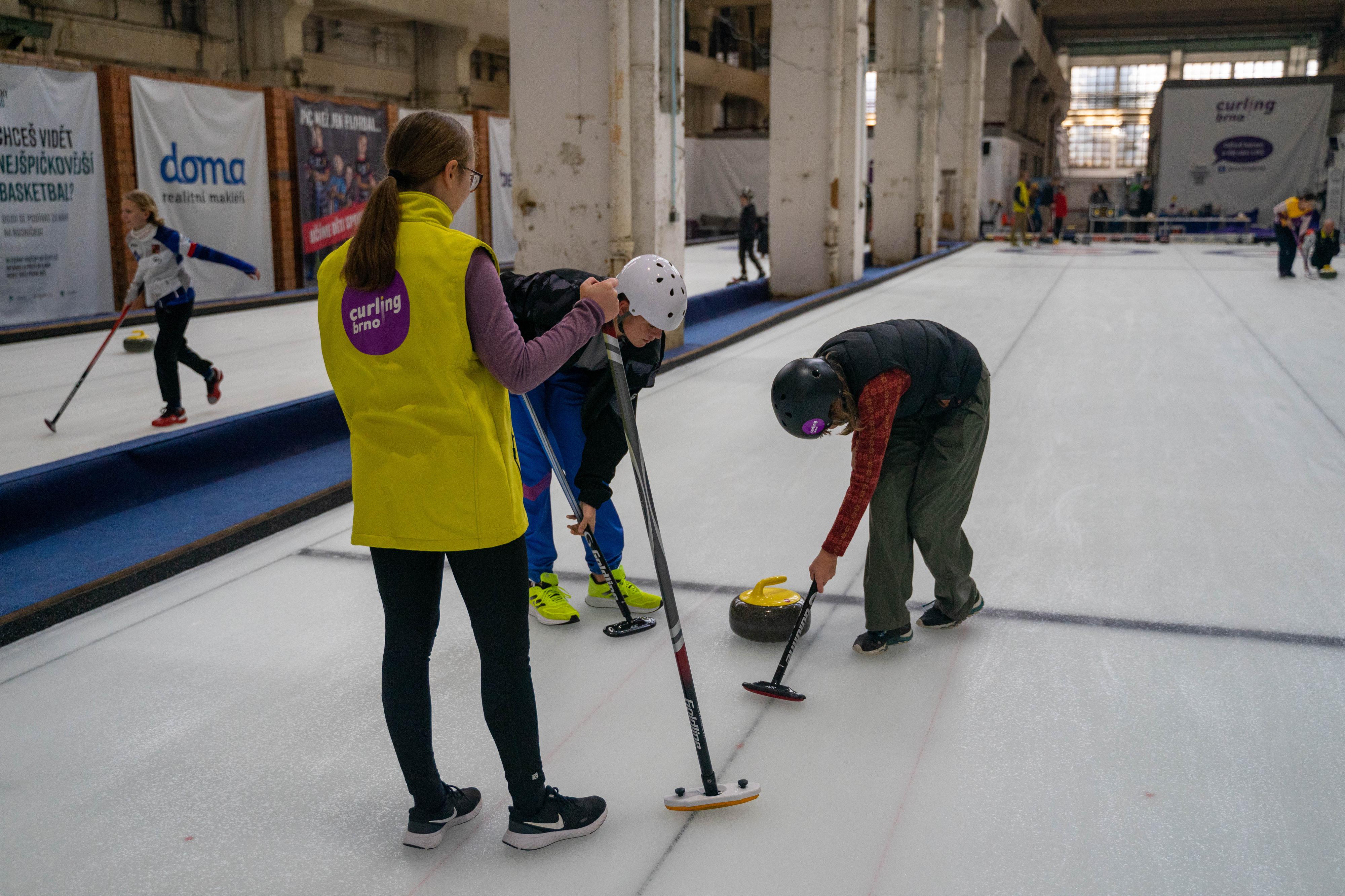 Hraní curlingu: curling balíček PLUS