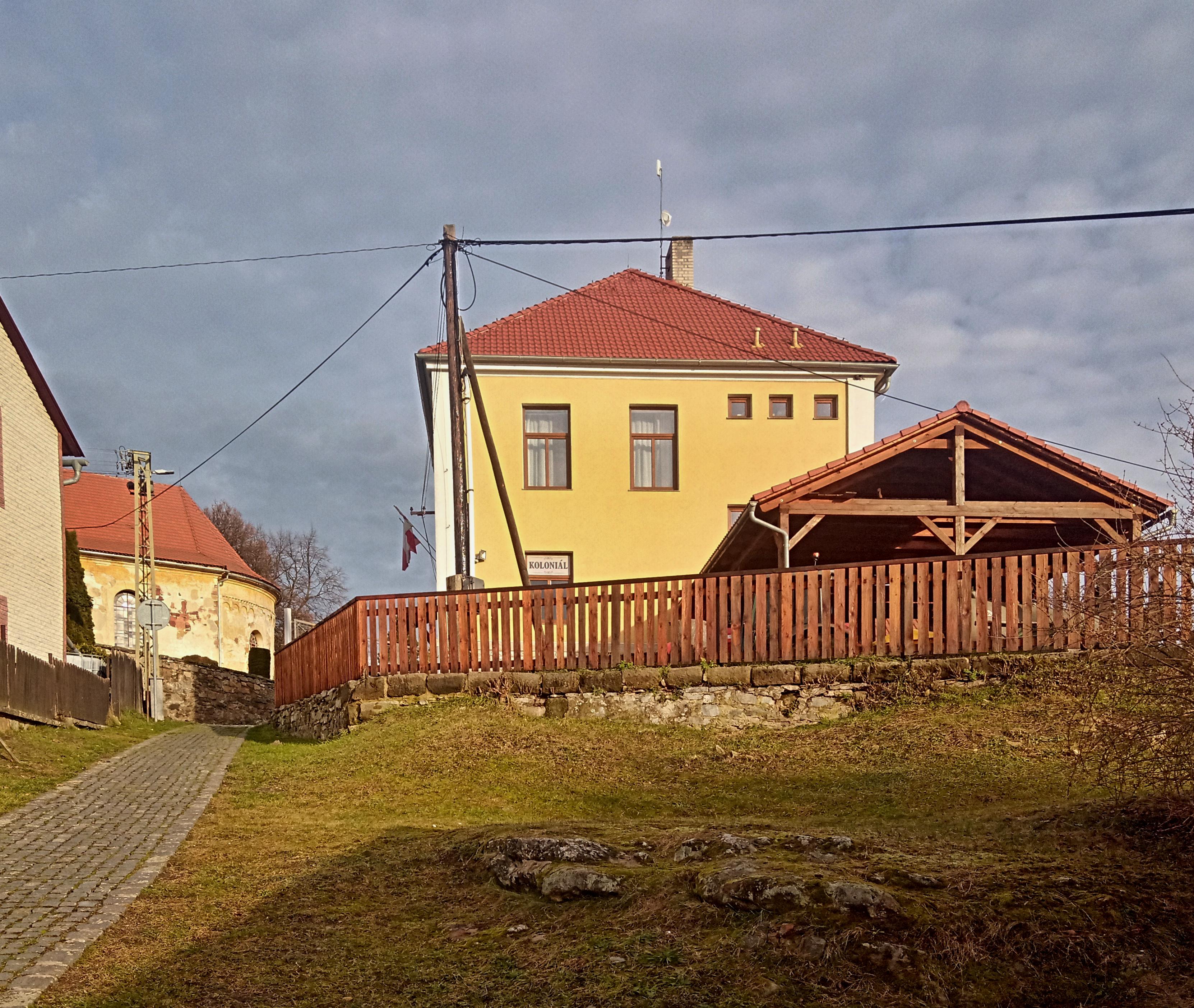 Koloniál pod hradem