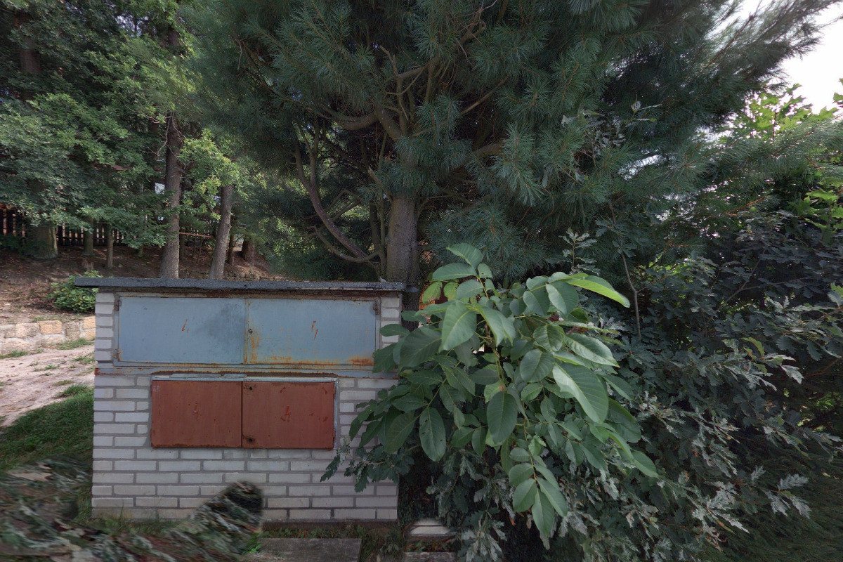 Chata u lesa na konci cesty