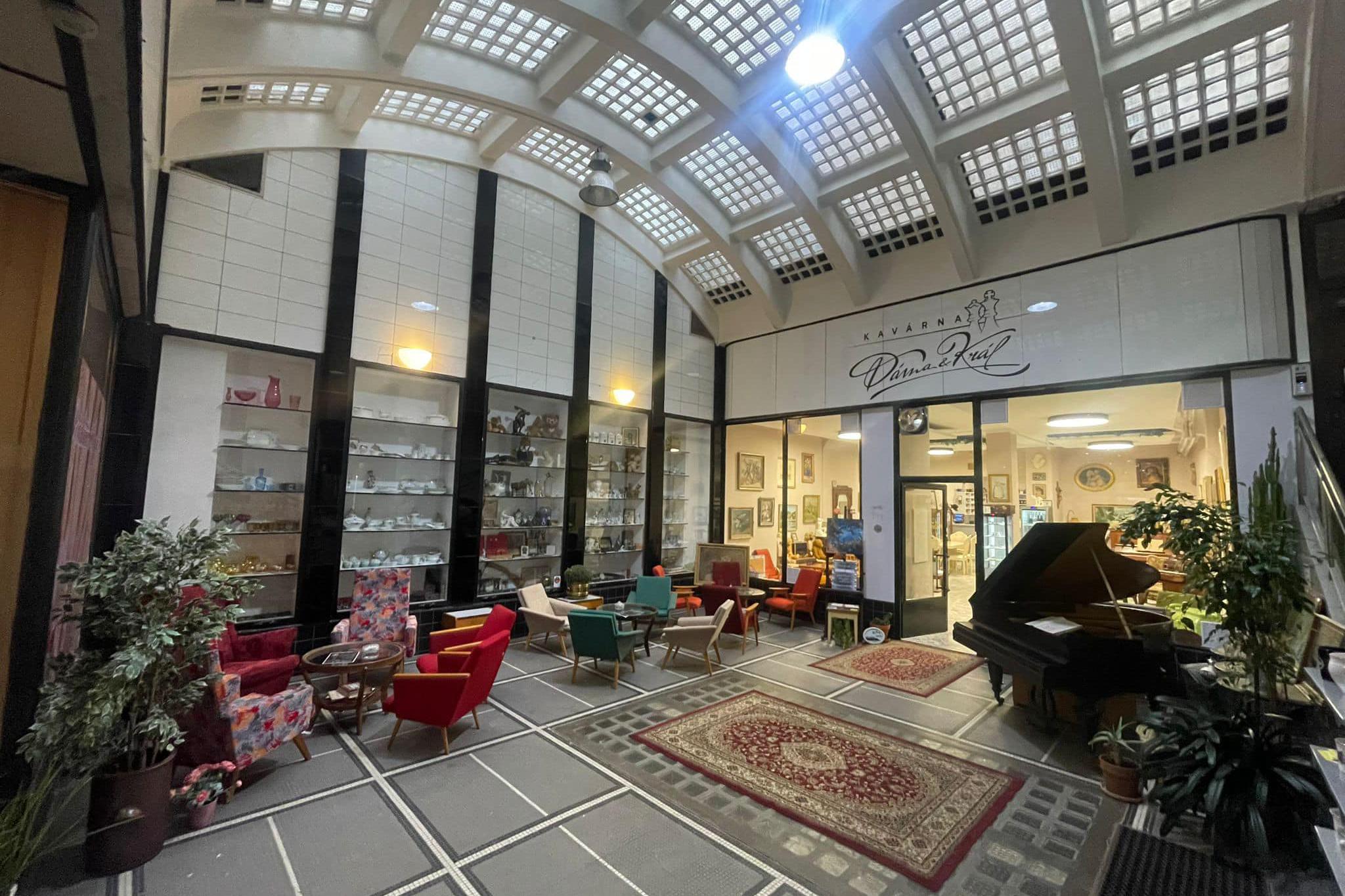 Kavárna Dáma a Král