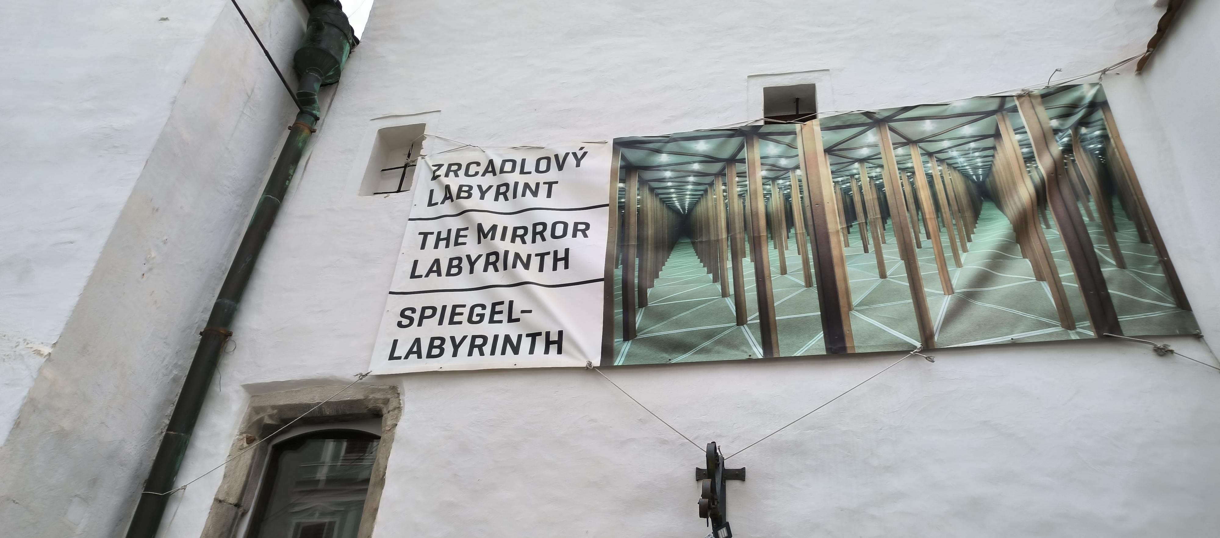 Zrcadlový labyrint