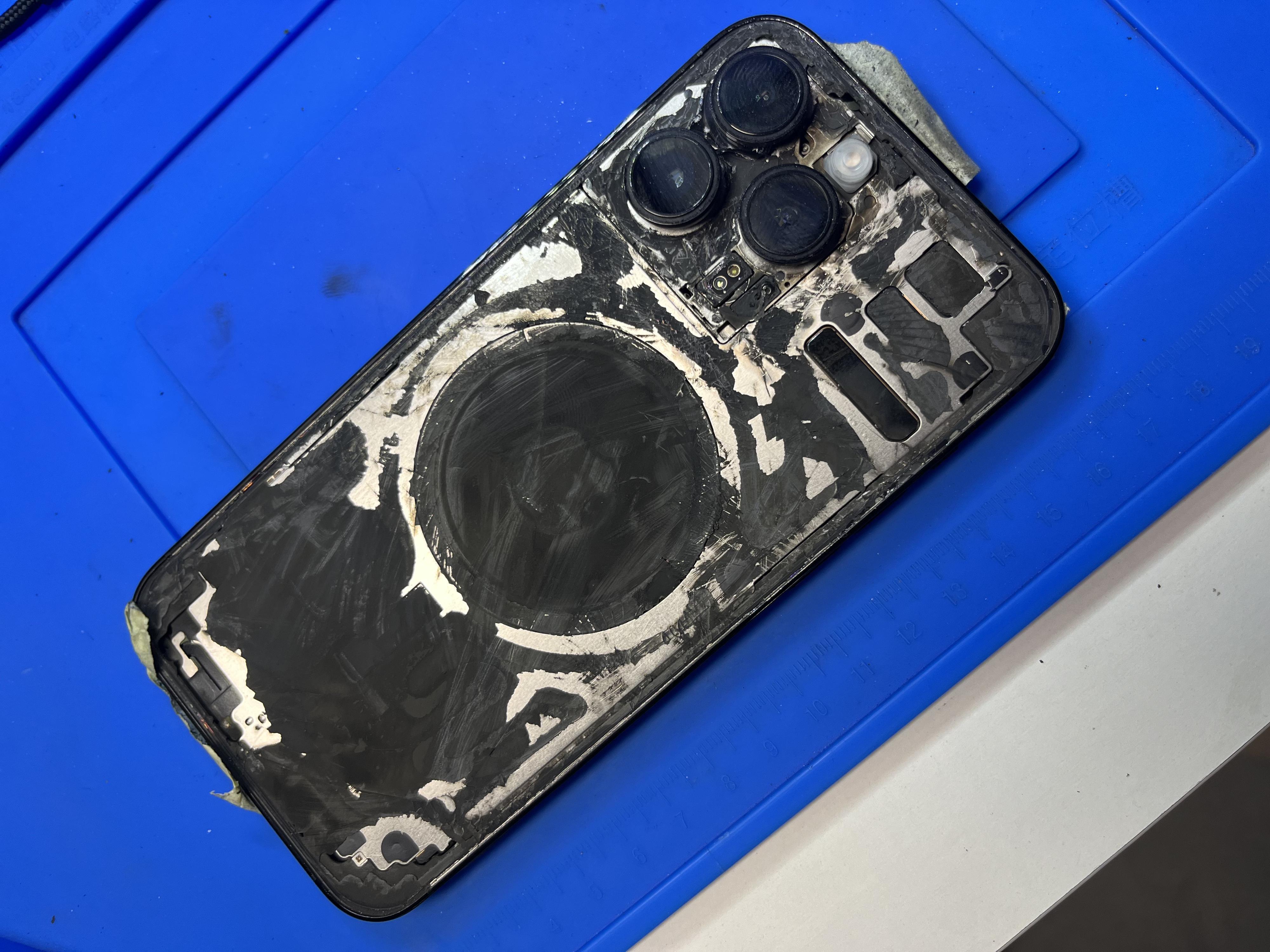 Výměna zadního skla telefonu