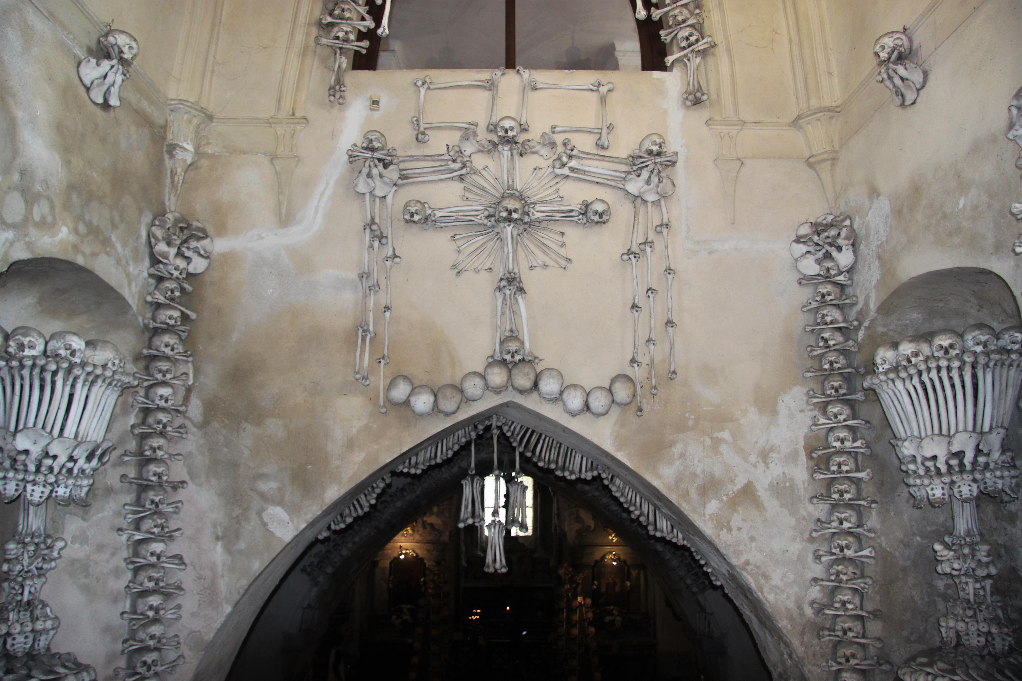 Kostel Všech svatých s kostnicí foto 6