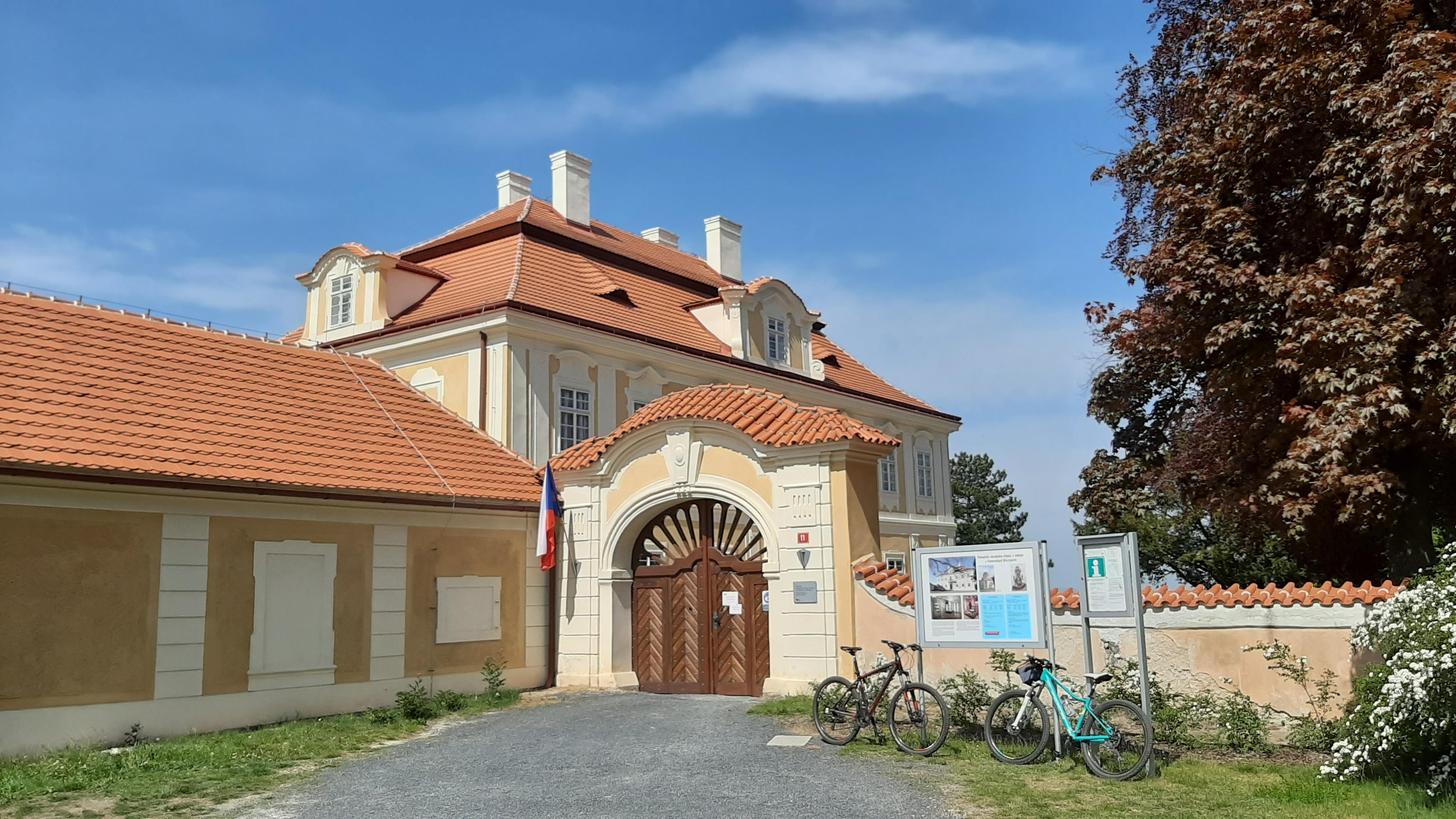 Památník národního útlaku a odboje Panenské Břežany foto 6