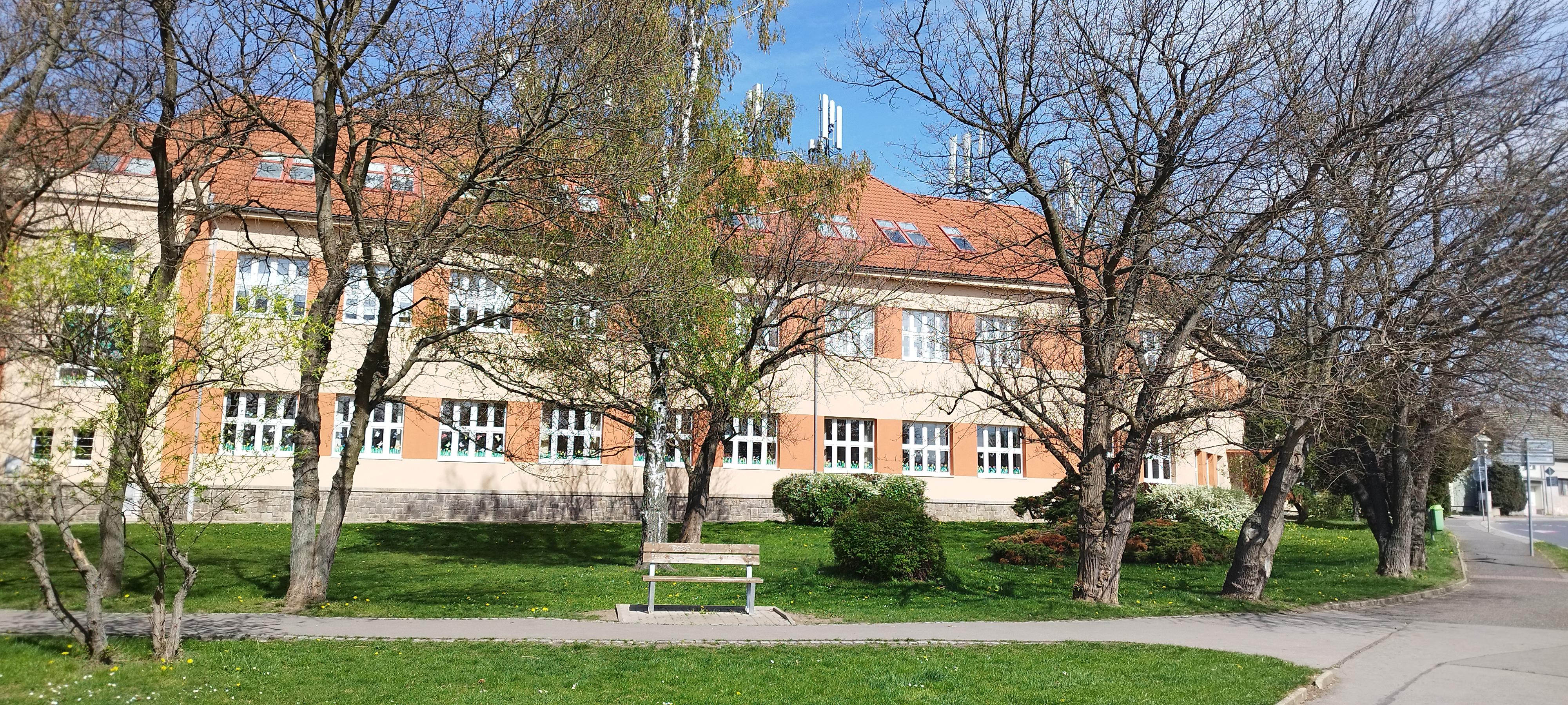 Základní škola, Starodubečská 413 foto 5