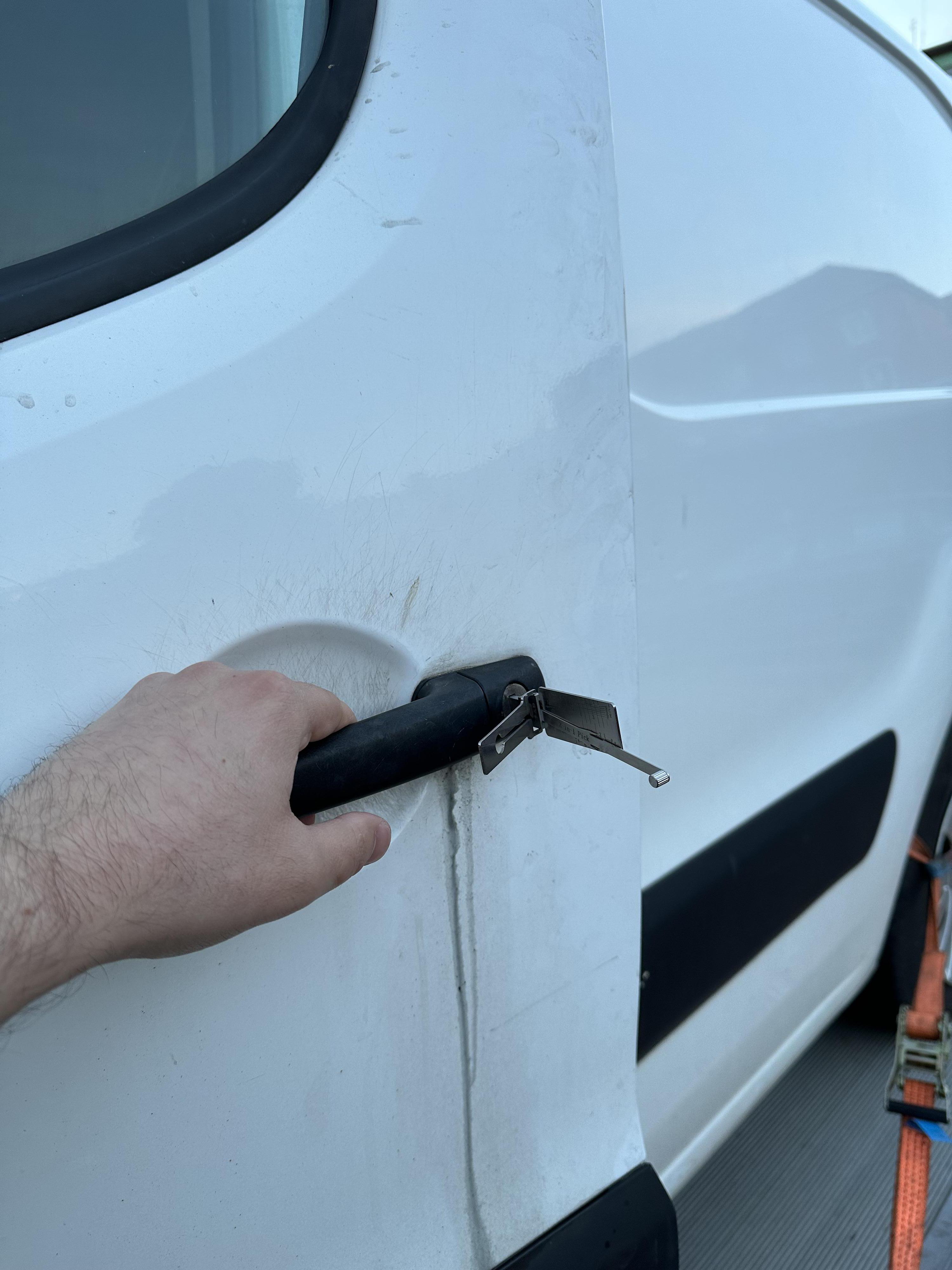 Nouzové odemykání aut bez poškození