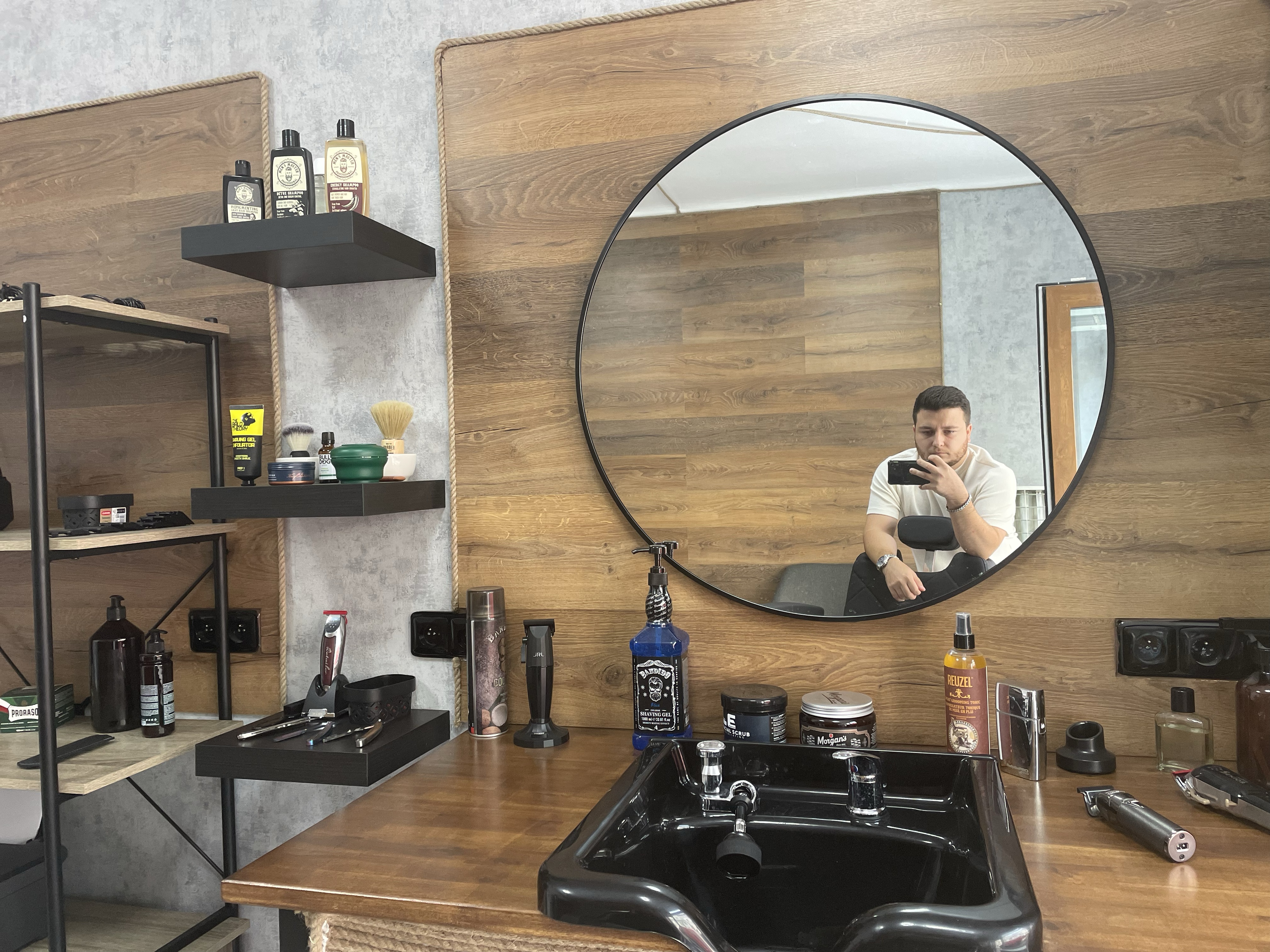 Men's Hut Barbershop