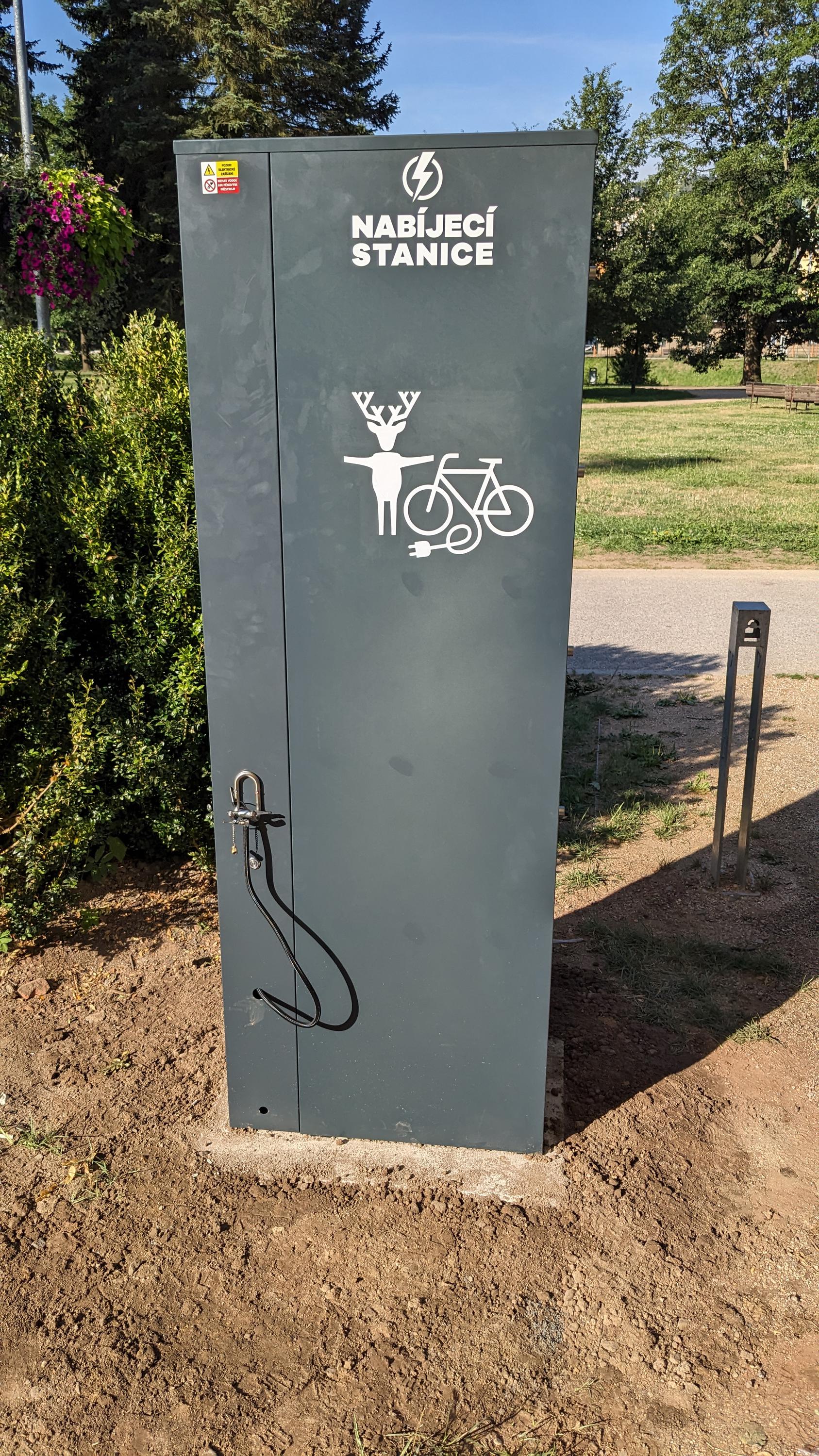 Nabíjecí stanice pro elektrokola a mobilní zařízení foto 5