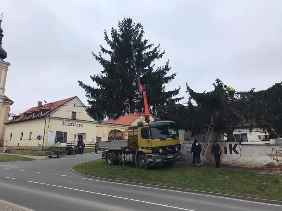 Nákladní silniční doprava u společenského a kulturního centra foto 4