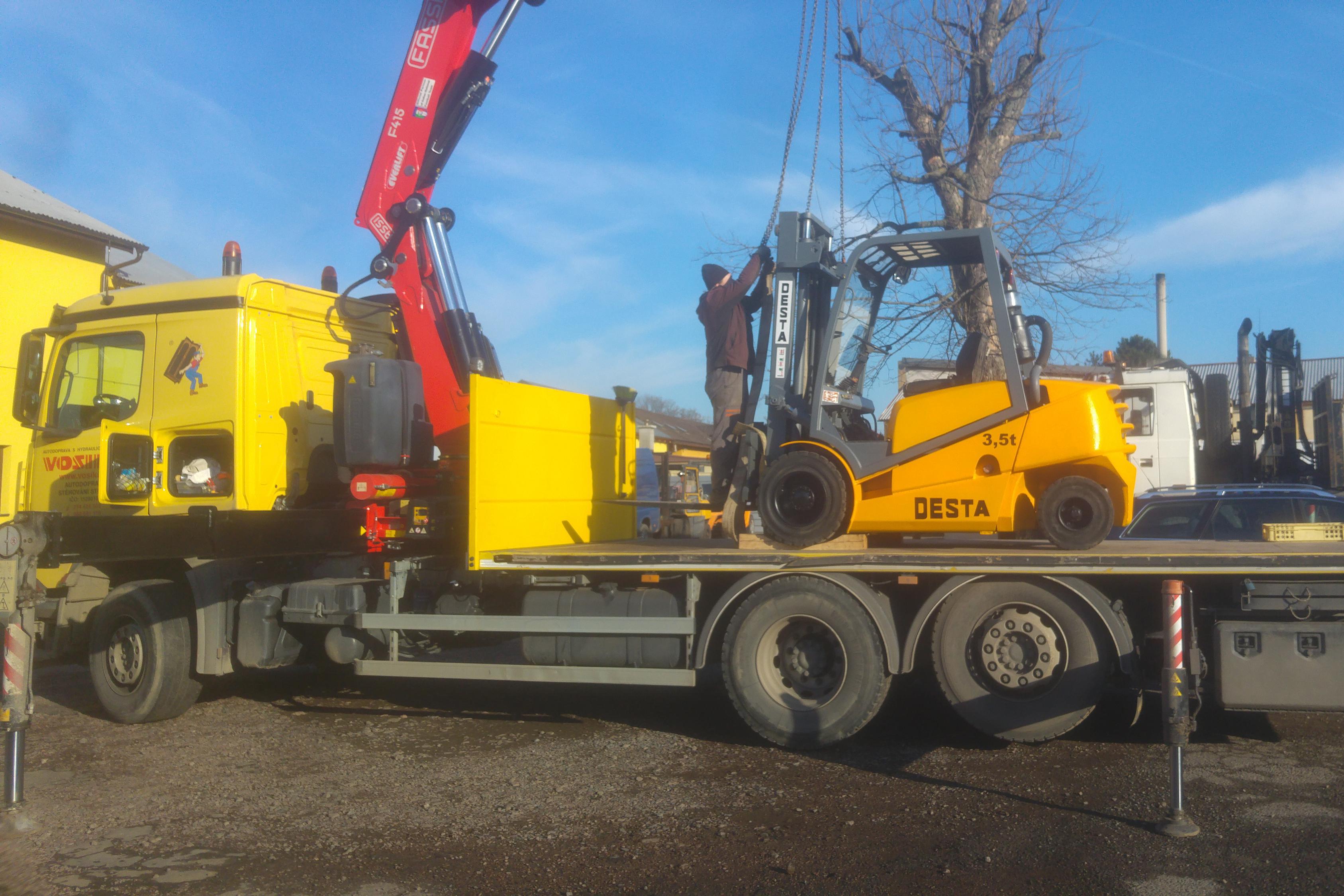 Pronájem vysokozdvižného vozíku s obsluhou.