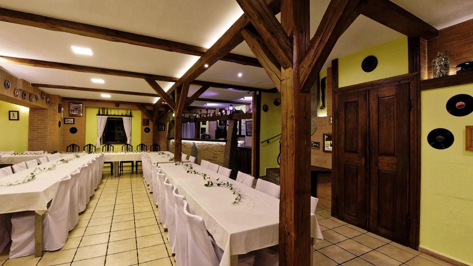 Penzion a restaurace Kamínek - Nové Hrady foto 2 (náhled videa)