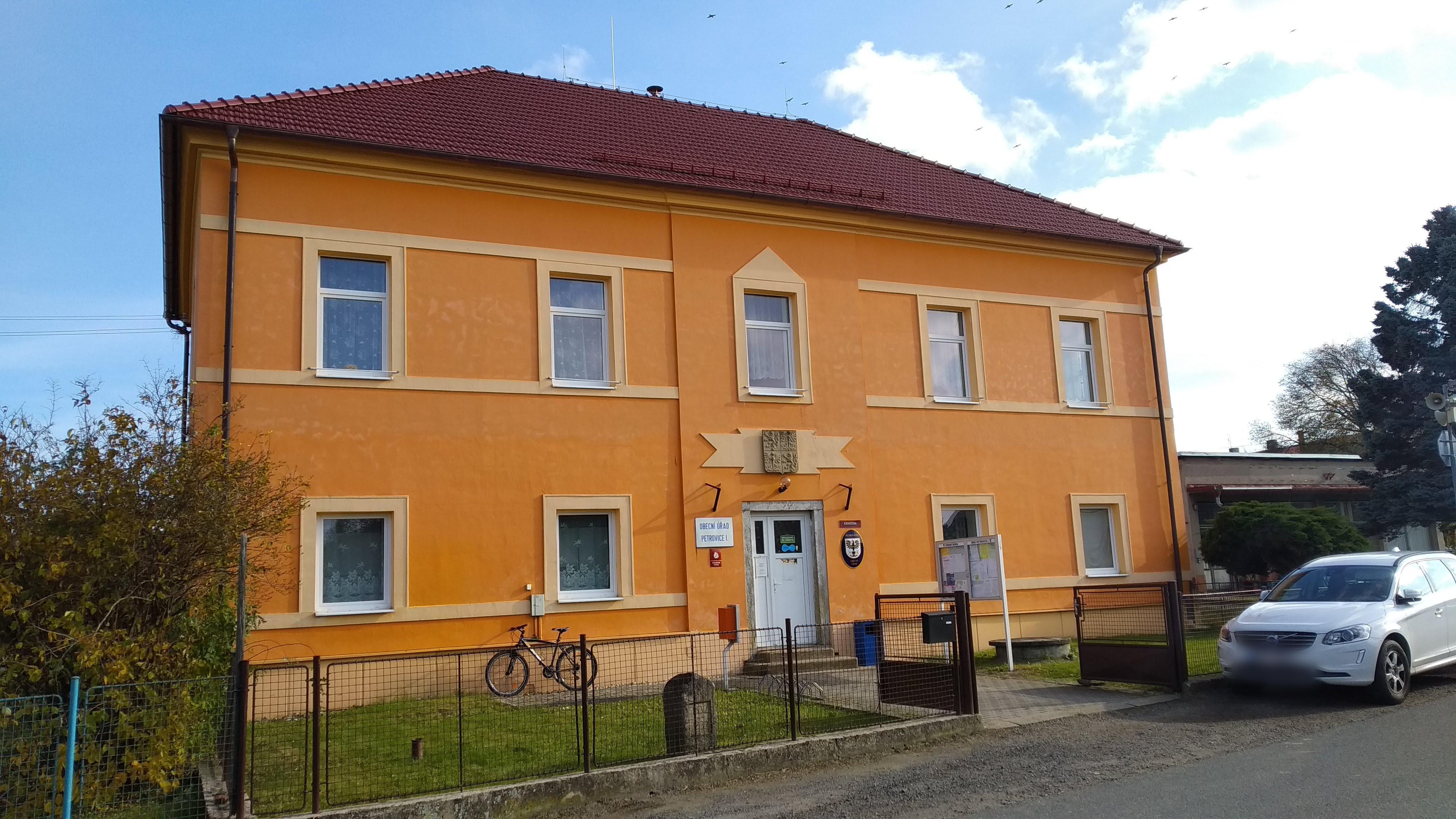 Petrovice I - obecní úřad foto 1