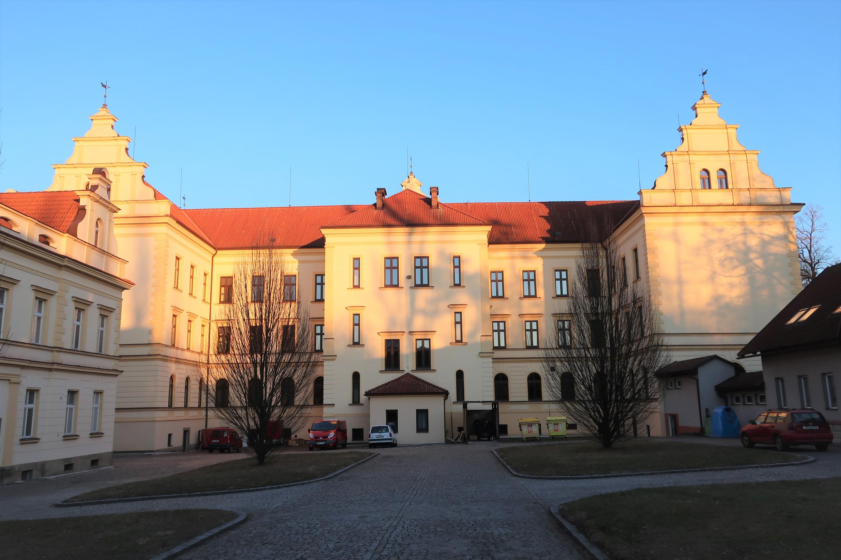 SOŠ a SOU obchodu a služeb Chrudim foto 2