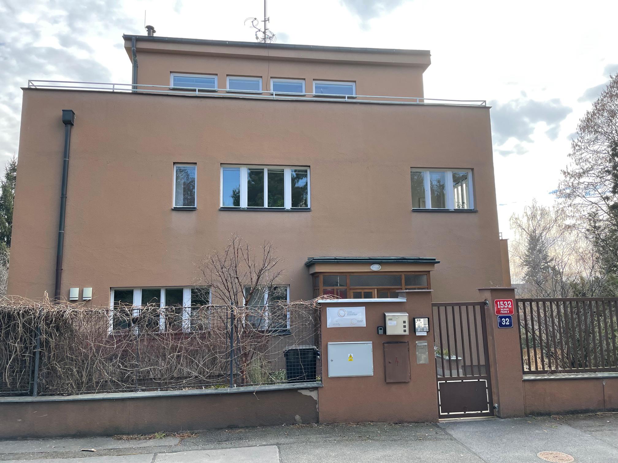 Pod křídly, s.r.o.