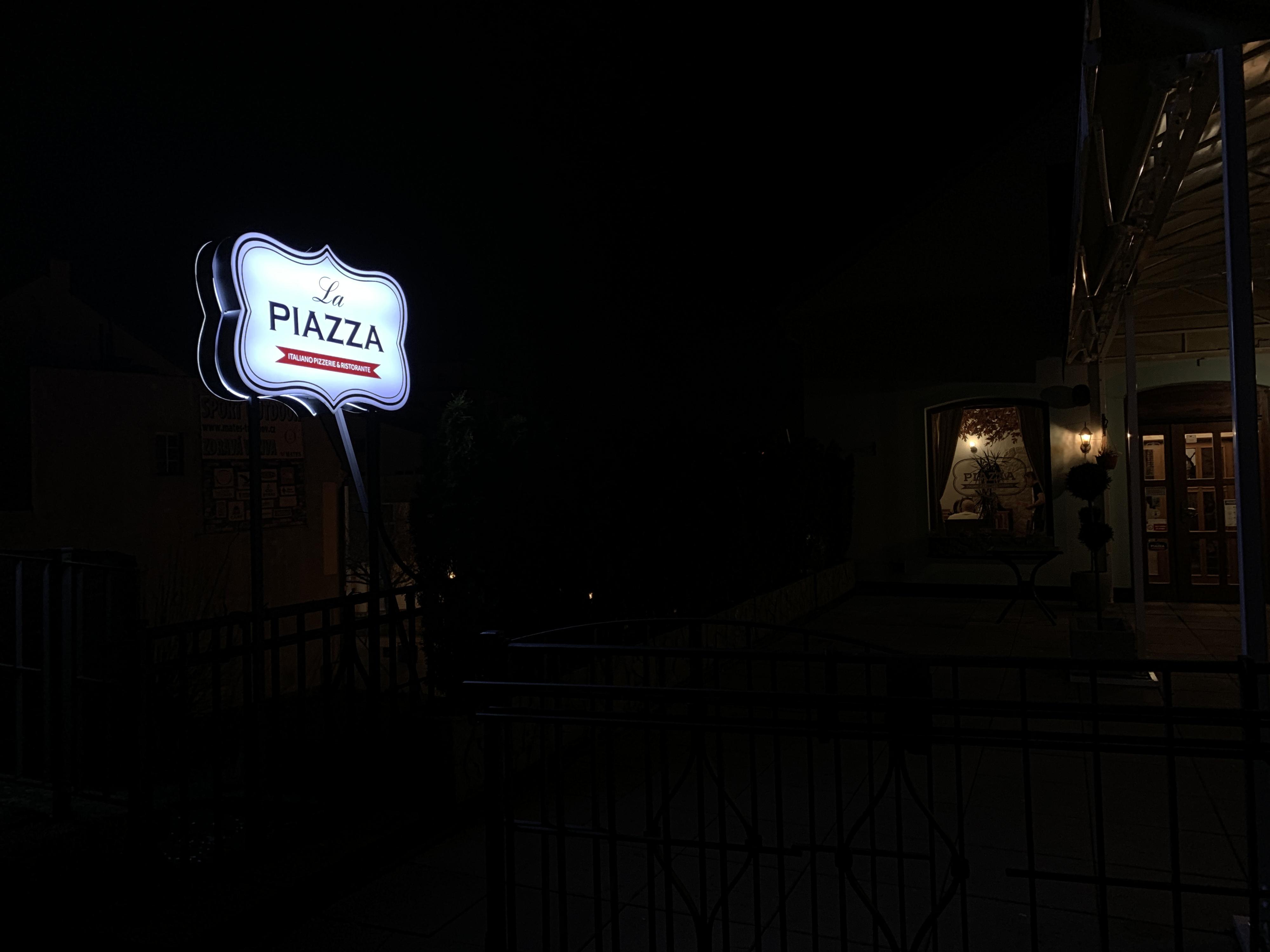 Pizzeria La Piazza foto 2