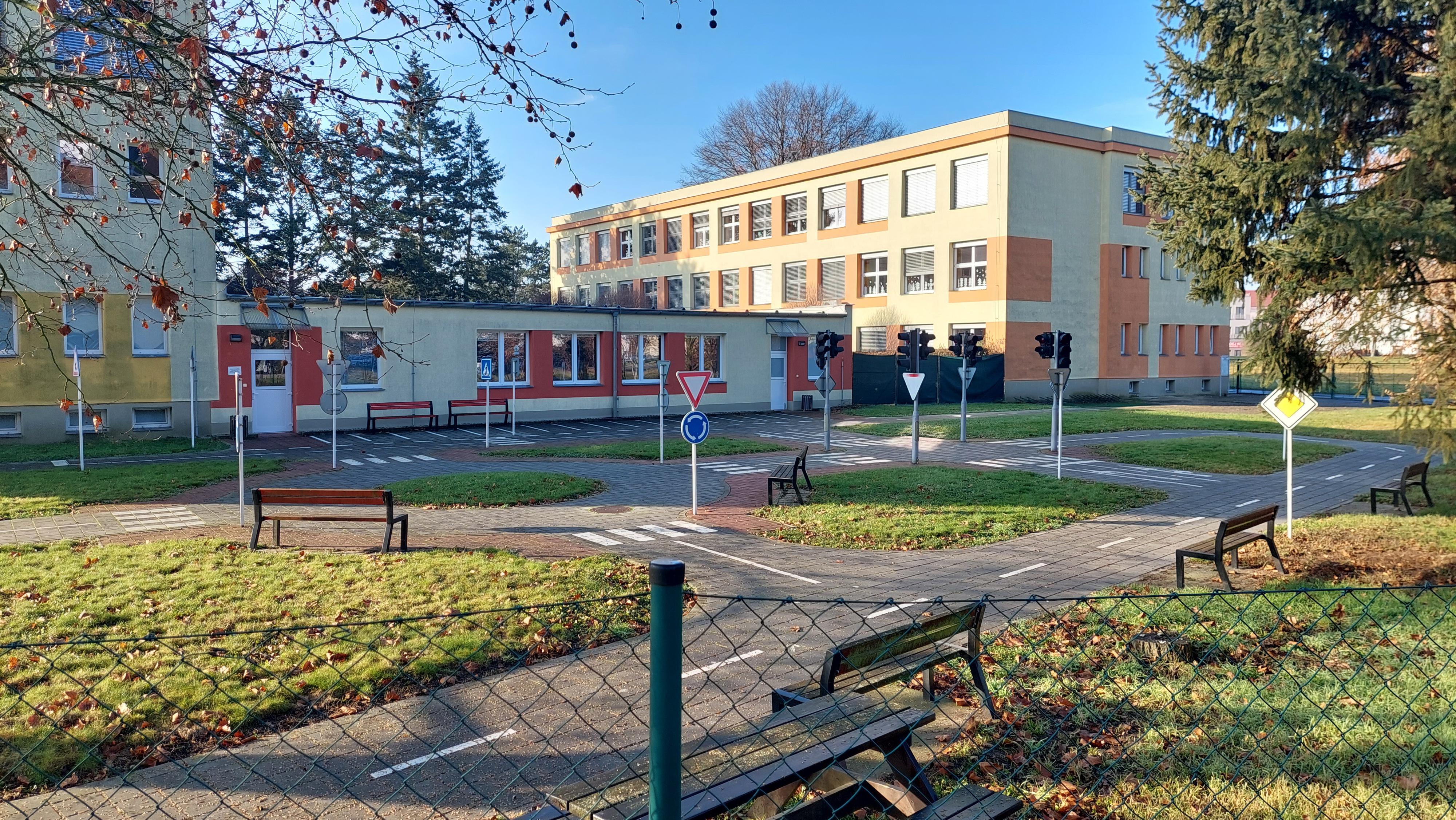 Základní škola, Uherské Hradiště, Sportovní 777 foto 3