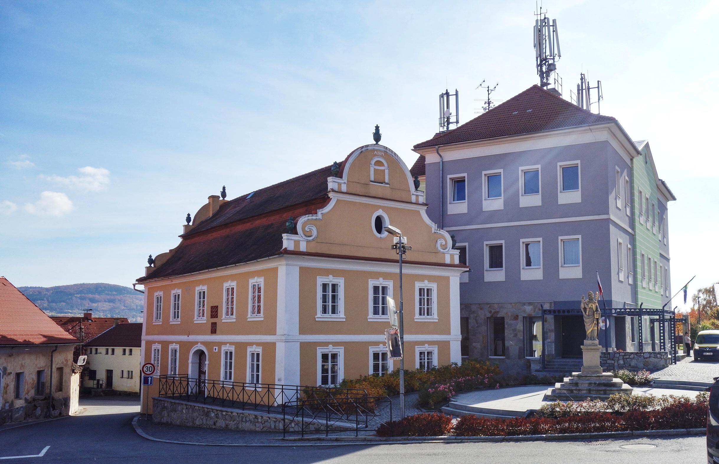 Lhenice - úřad městyse foto 2