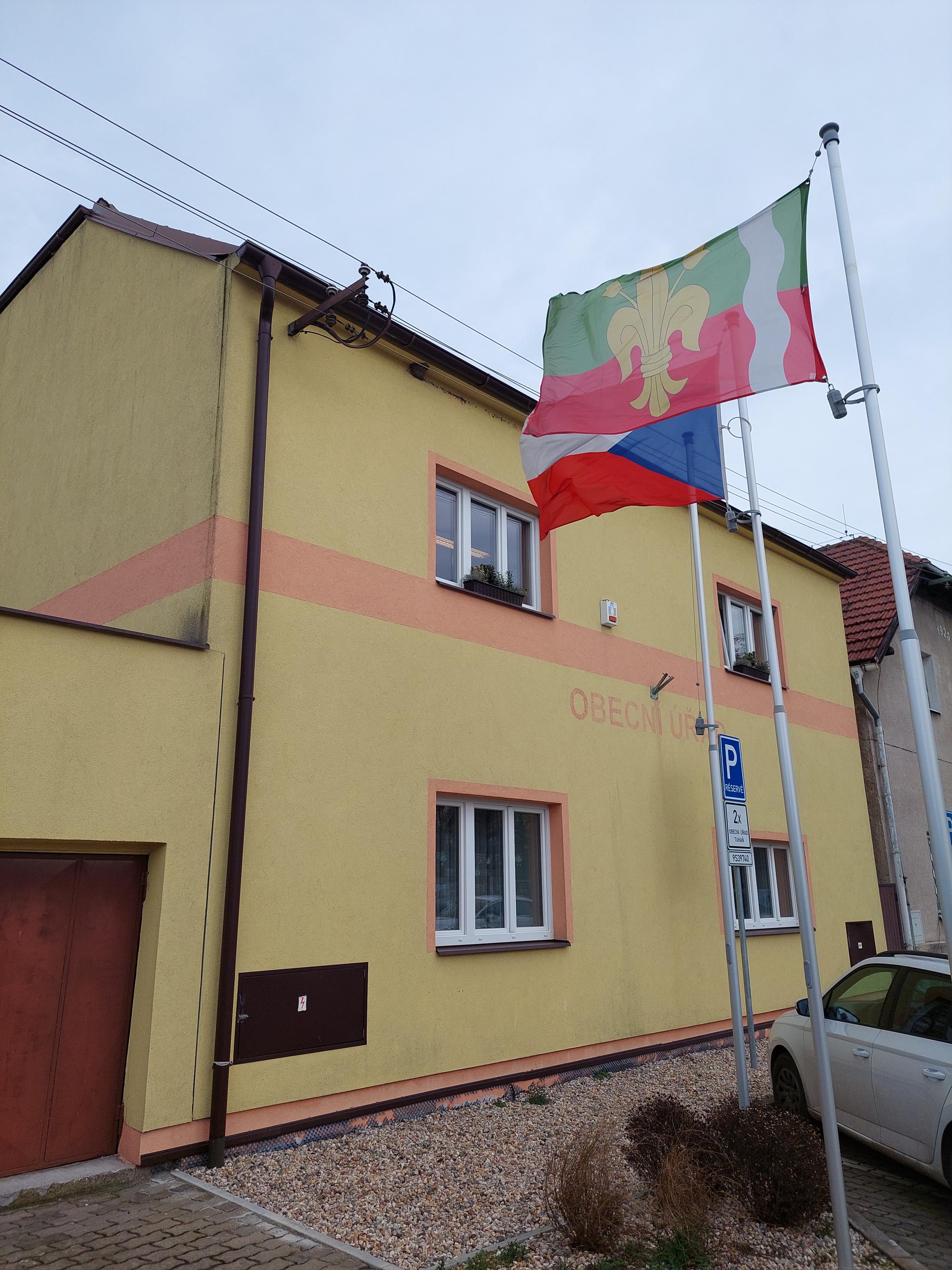 Tuhaň - obecní úřad foto 2